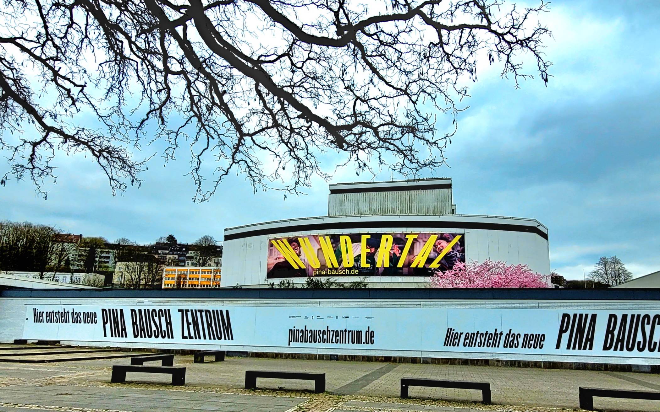  Das Schauspielhaus mit seinem Vorplatz.  