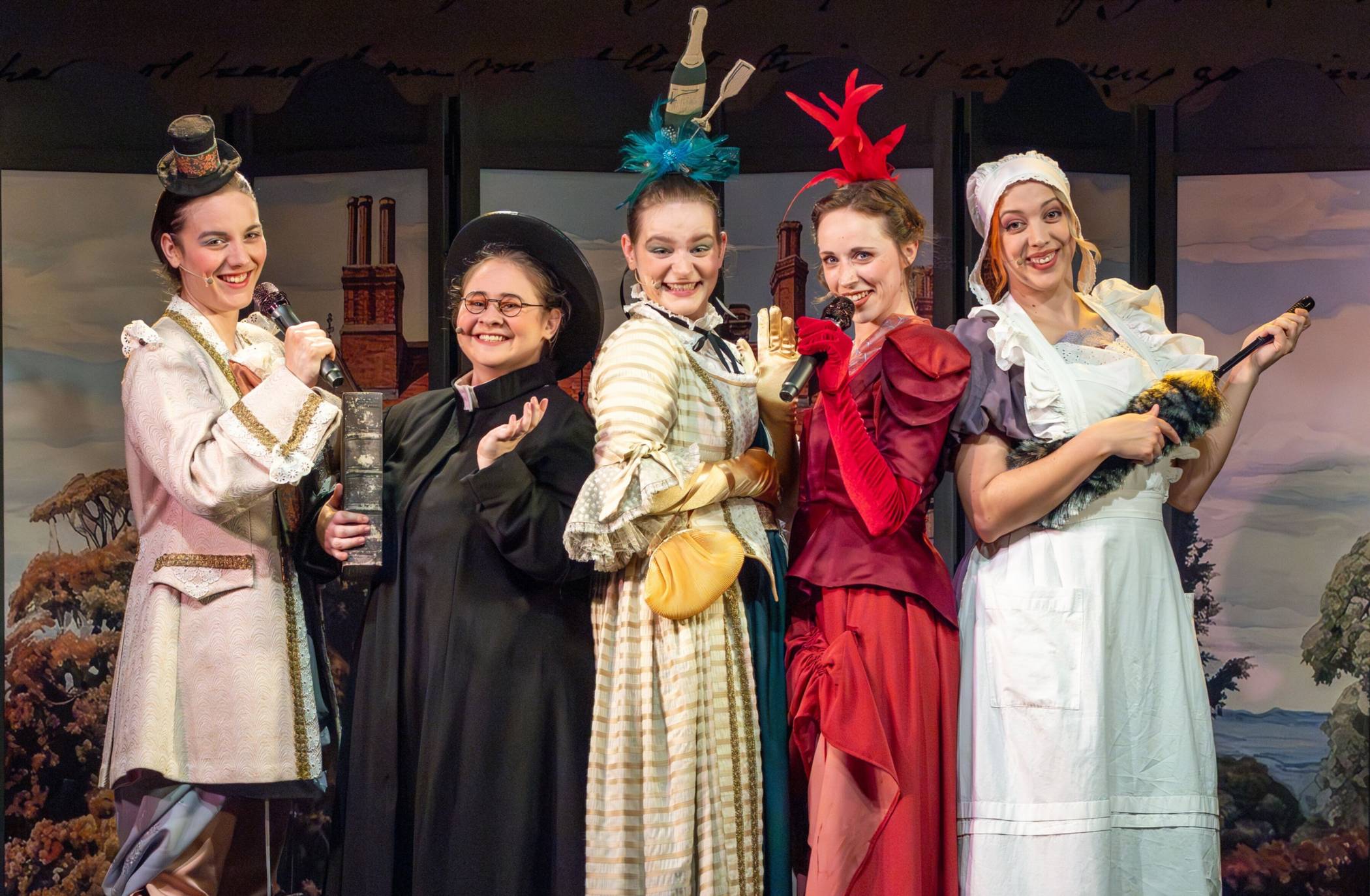  Gut gelaunt und sehr wandlungsfähig: Anna Färber, Tanisha Meis, Anja Bielefeld, Nelly Haller und Leonie Hackländer sind das Ensemble von „Stolz und Vorurteil* (*oder so)“ im TiC. 