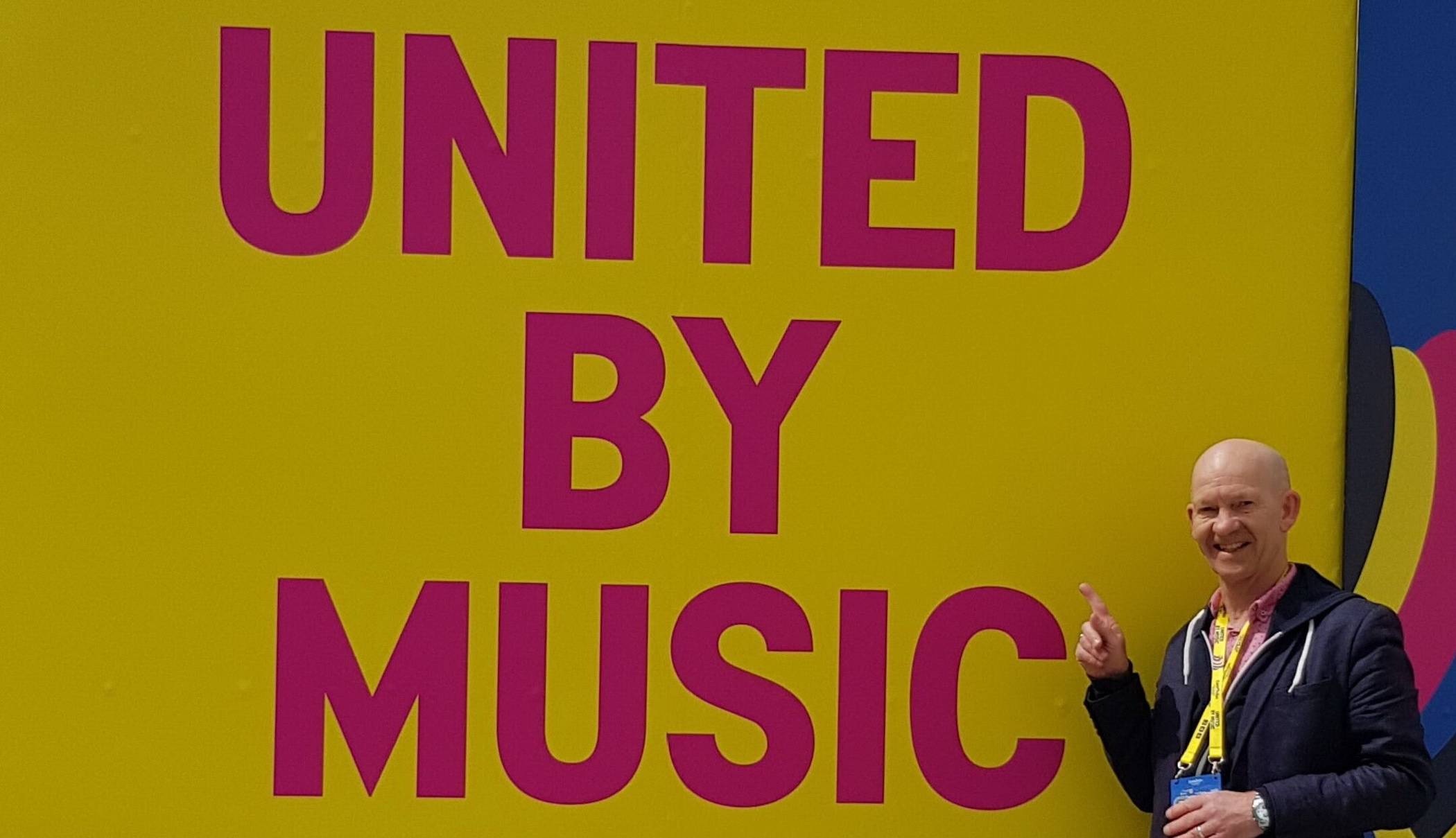 Peter Bergener vor dem ESC-Motto.