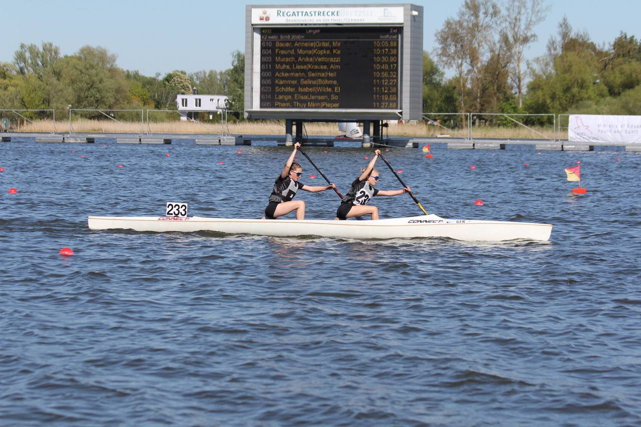 Sophie Ebhardt und Emma Röse starteten beim ersten Rennen der KSG in Brandenburg durch Richtung Gold.