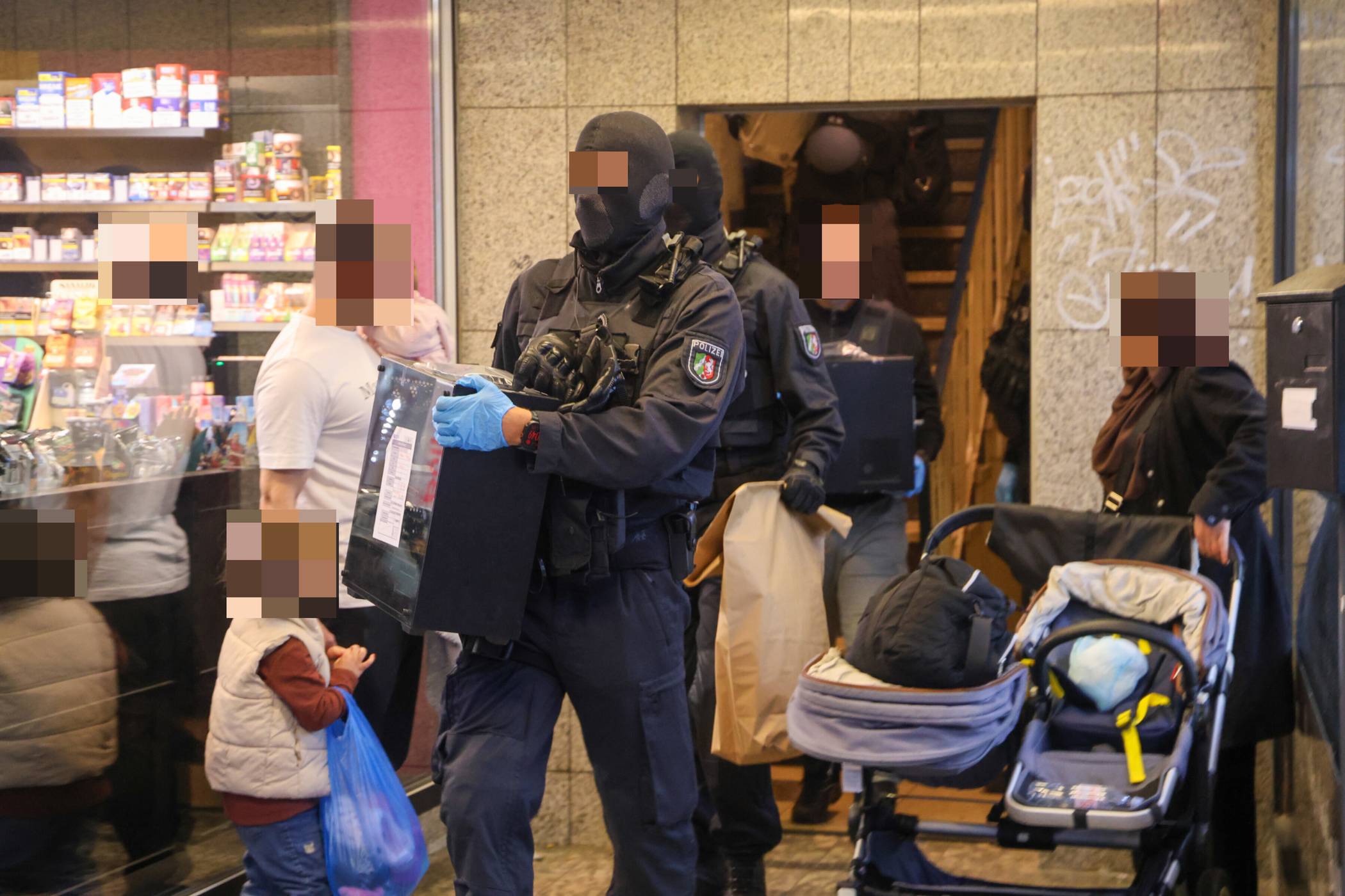  Die Polizei transportierte Beweismittel ab. 