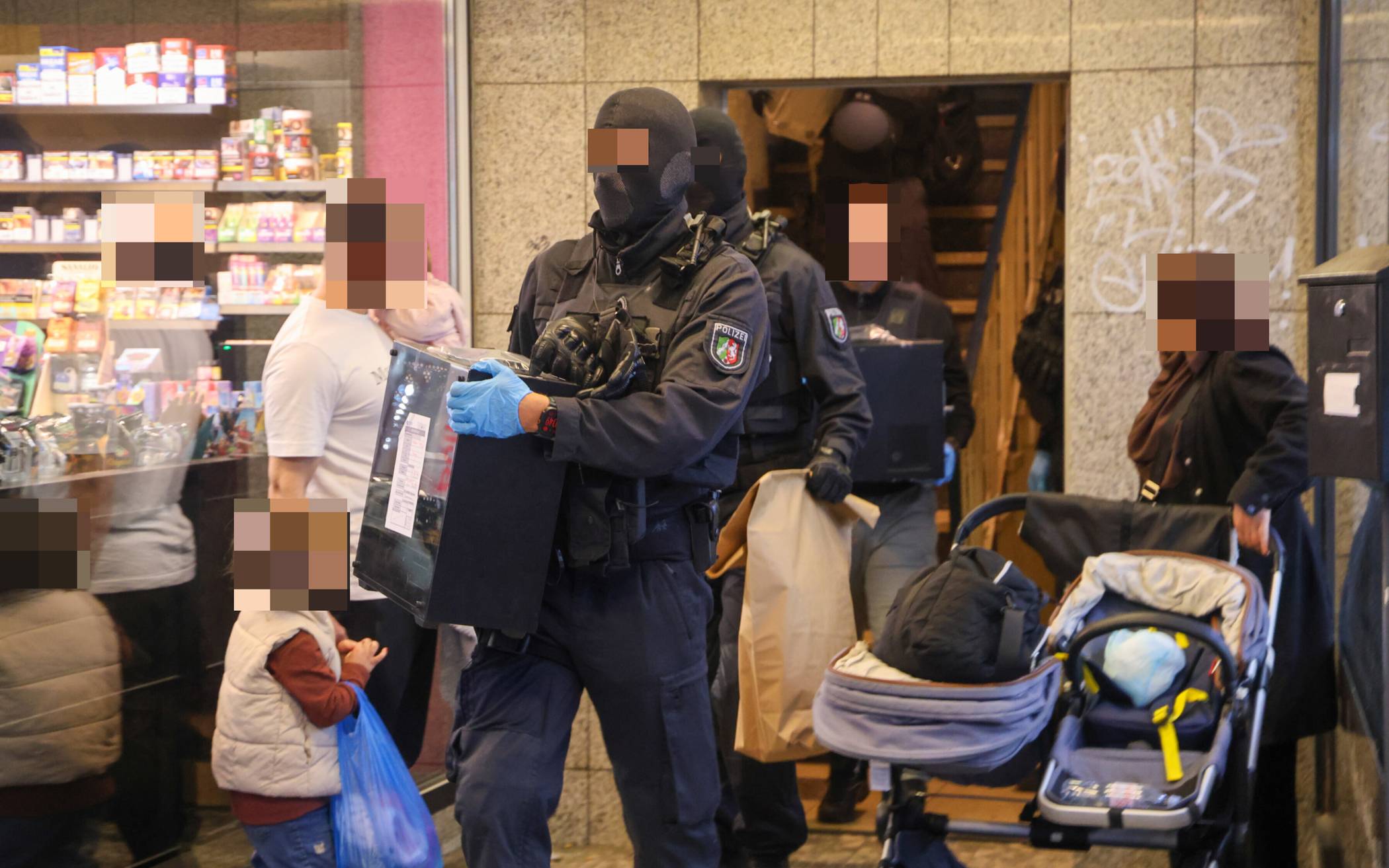 Die Polizei transportierte Beweismittel ab.