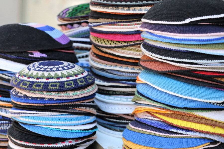  Mehrere Kippot. 