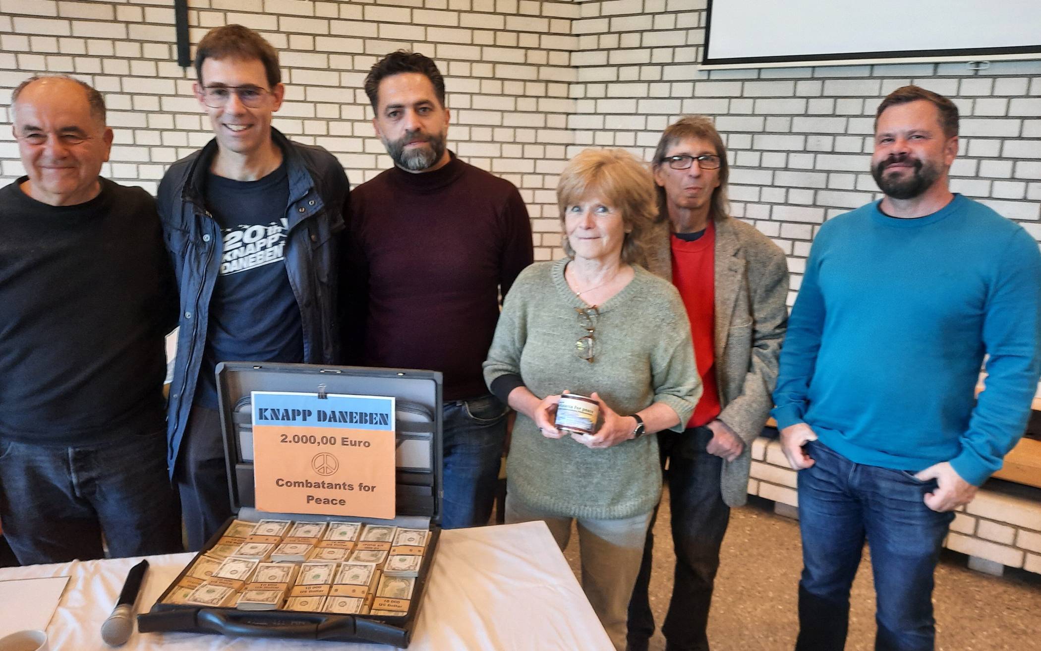 „Knapp Daneben“ spendet an Friedensinitiative