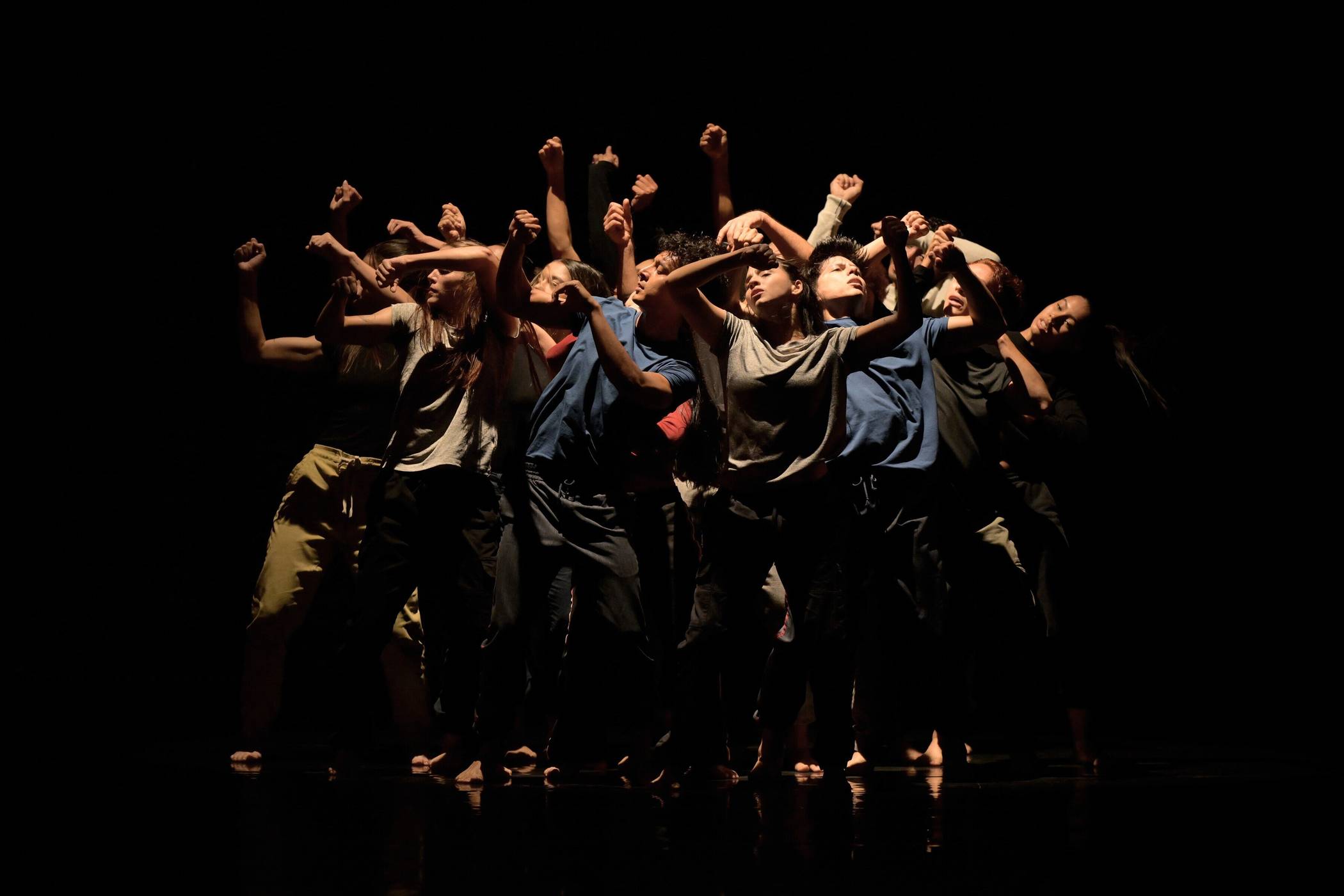  Eine Szene aus "La Cura" von der Compañía Colombiana de Danza Contemporánea. Dieses Stück läuft am Mittwoch, 6. Mai 2026, um 19.30 Uhr im Schauspielhaus.   