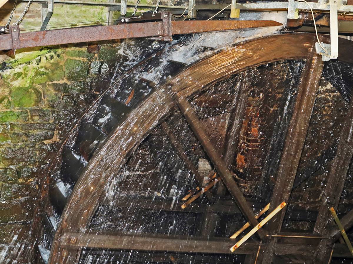 Das Wasserrad des Manuelskottens läuft