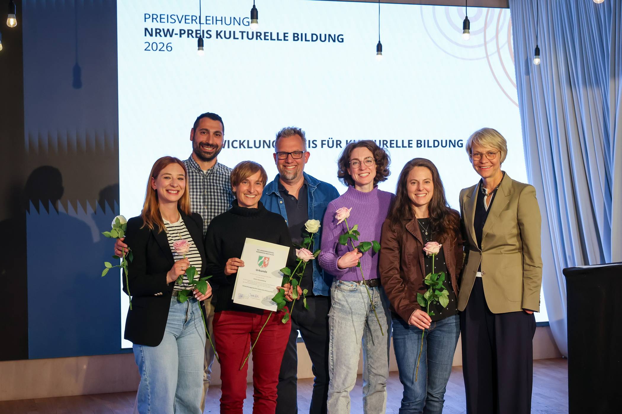  Die Vertreterinnen und Vertreter der Grundschule bei der Preisübergabe mit Ministerin Dorothee Feller (re.).  