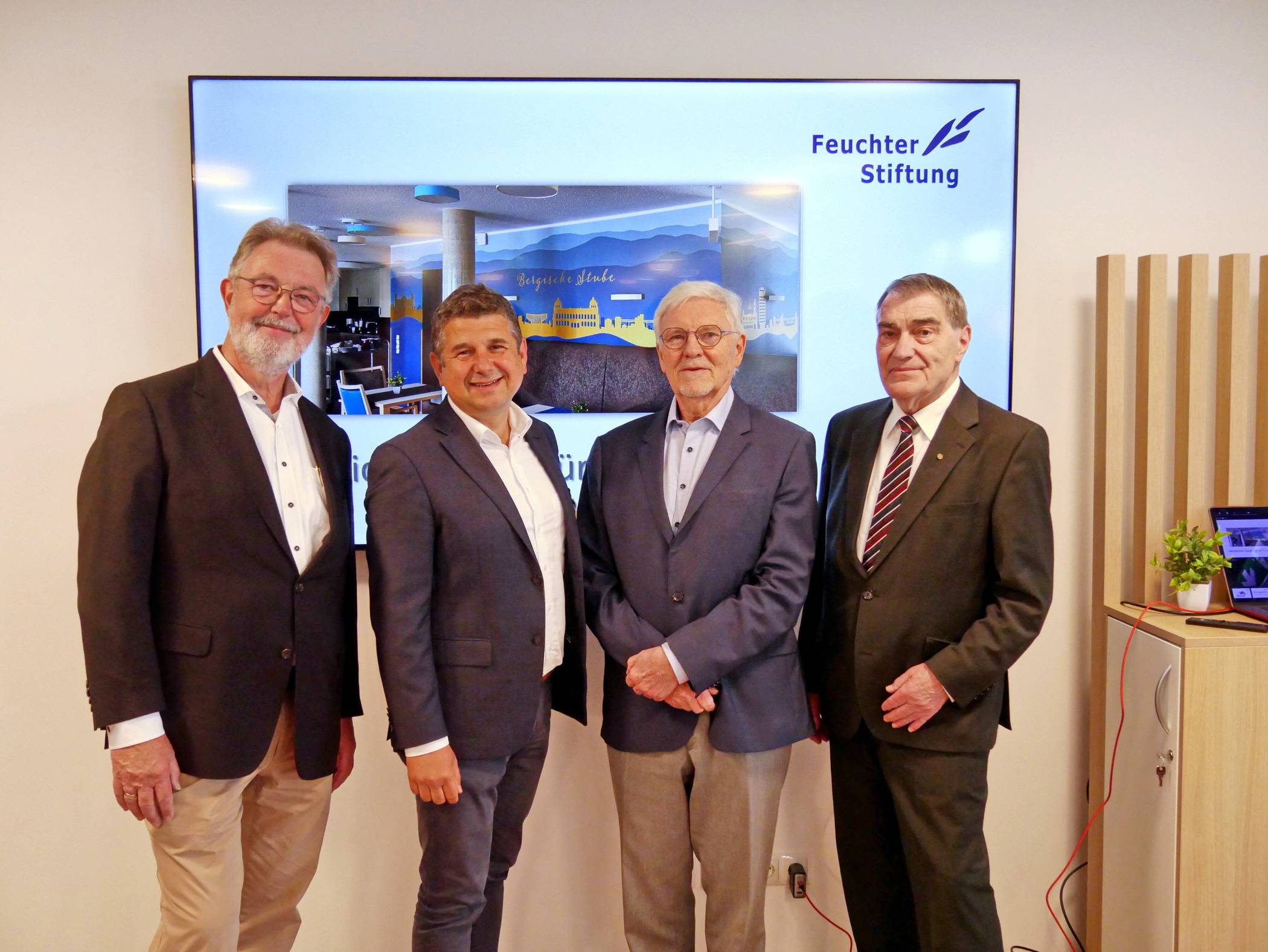 Von li.: Thomas Kirst (Geschäftsführer Bau und Projekte), Geschäftsführer Nicolas Storck und Gerhard Timpen (Vorstandsvorsitzender der Feuchter-Stifung) eröffneten mit Bezirksbürgermeister Hans-Joachim Lüppken das neue Gebäude.