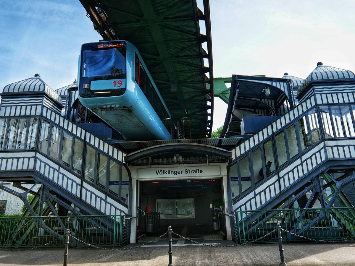 Feuerwehr löscht Brand in Schwebebahnstation