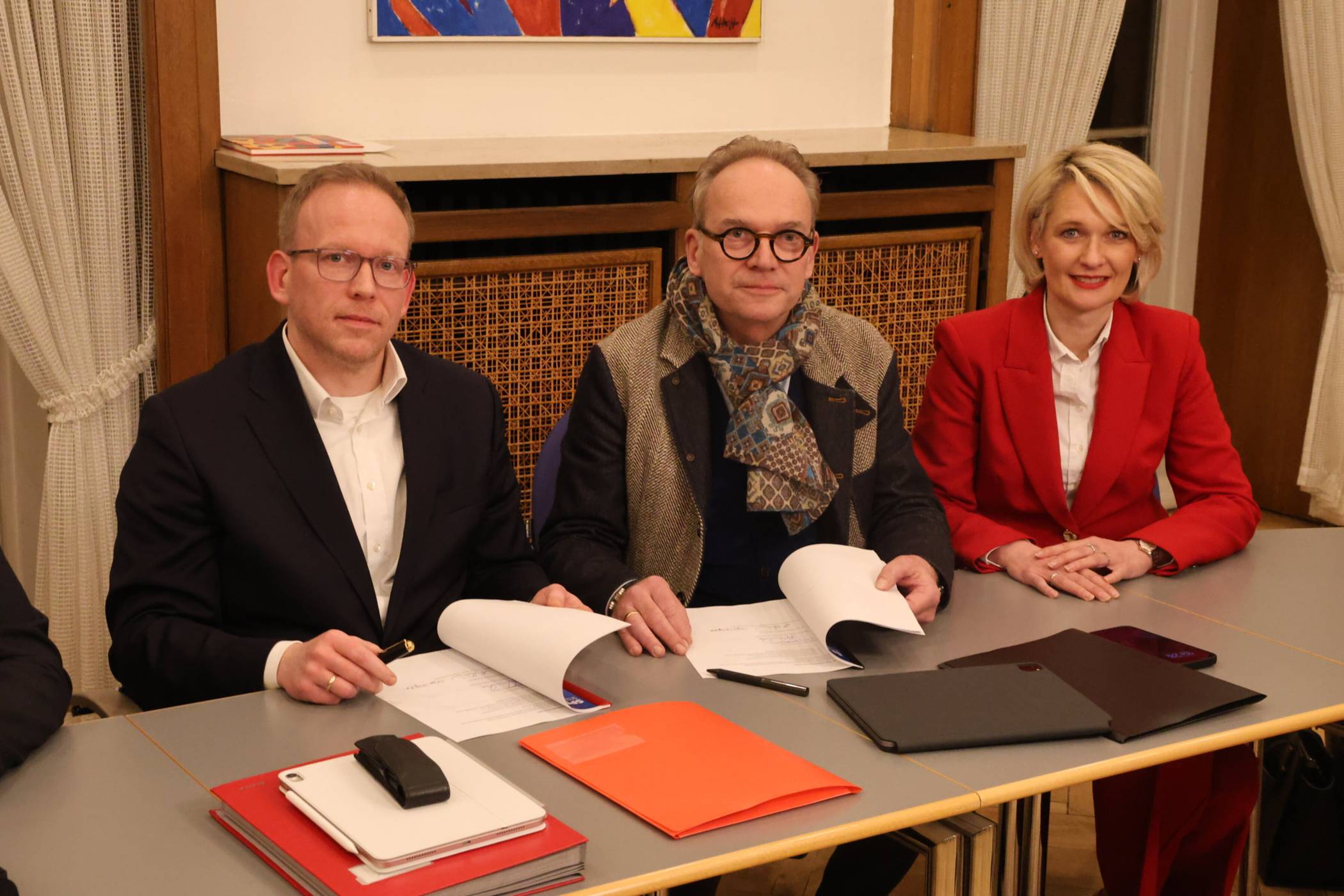 Die Fraktionsvorsitzenden Benjamin Thuenecke (SPD), Michael Wessel und Anja Vesper (beide CDU) bei der Unterzeichnung des Kooperationsvertrags im Februar 2026.