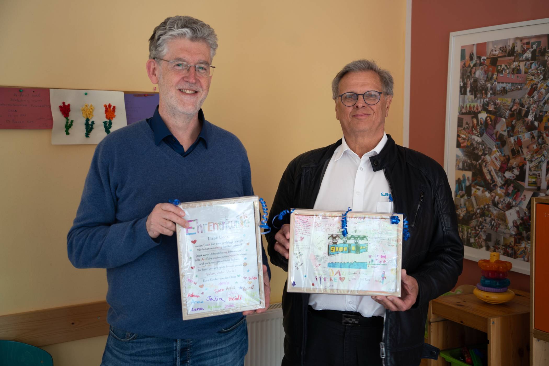  Stefan Mager (li.) und Rüdiger Neumann mit der „Ehrenurkunde“. 