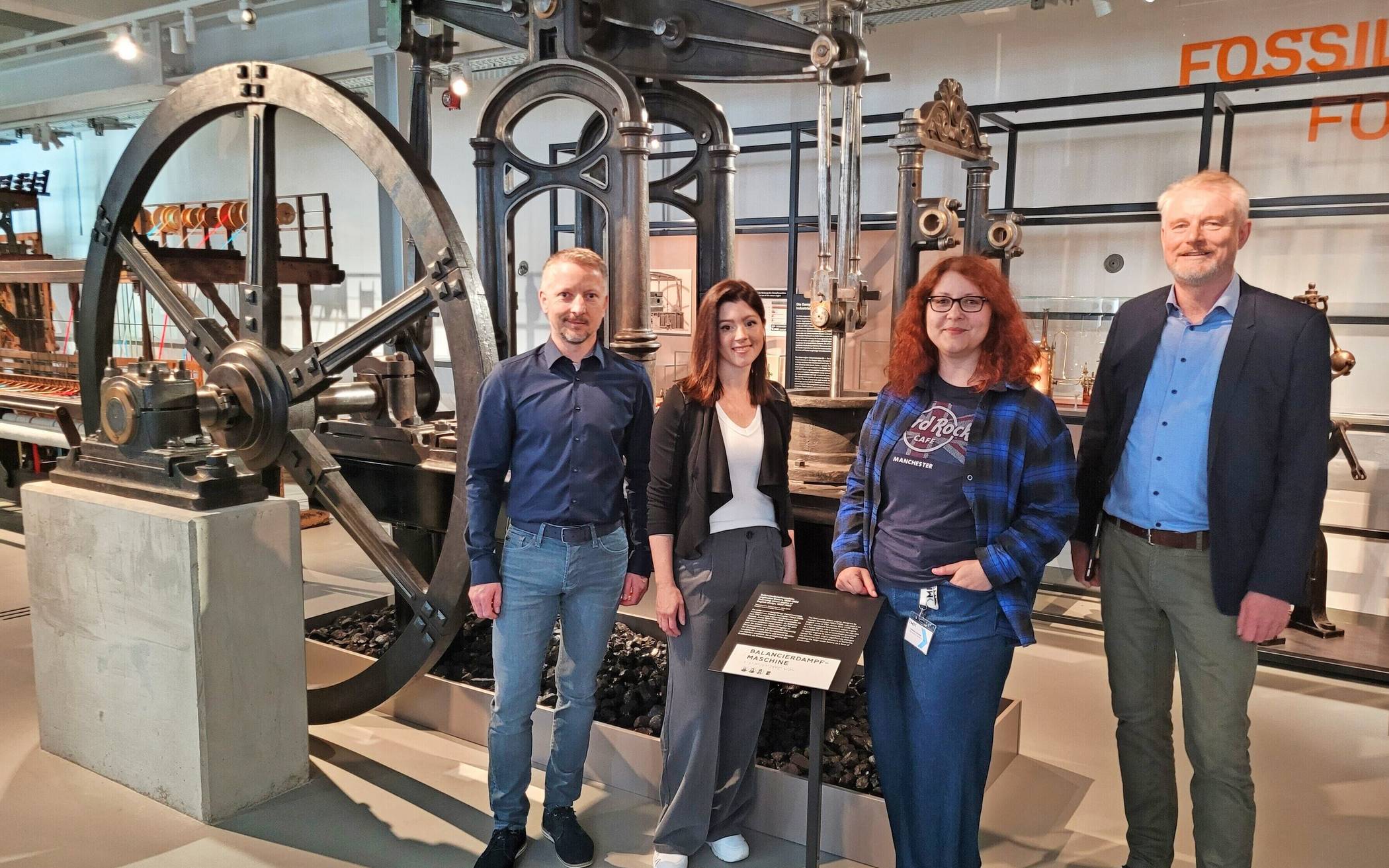  Das „neue“ Museum für Frühindustrialisierung hat wirklich viel zu bieten – zum Beispiel auch Live-Erinnerungen an die Dampfmaschinenzeit. Unser Bild zeigt Museumsdirektor Dr. Lars Bluma (rechts) zusammen mit (von links) Marcus Issel, Anna-Lena Geisel und Samira Zachaei vom wissenschaftlichen, kuratorischen und museumspädagogischen Team.   