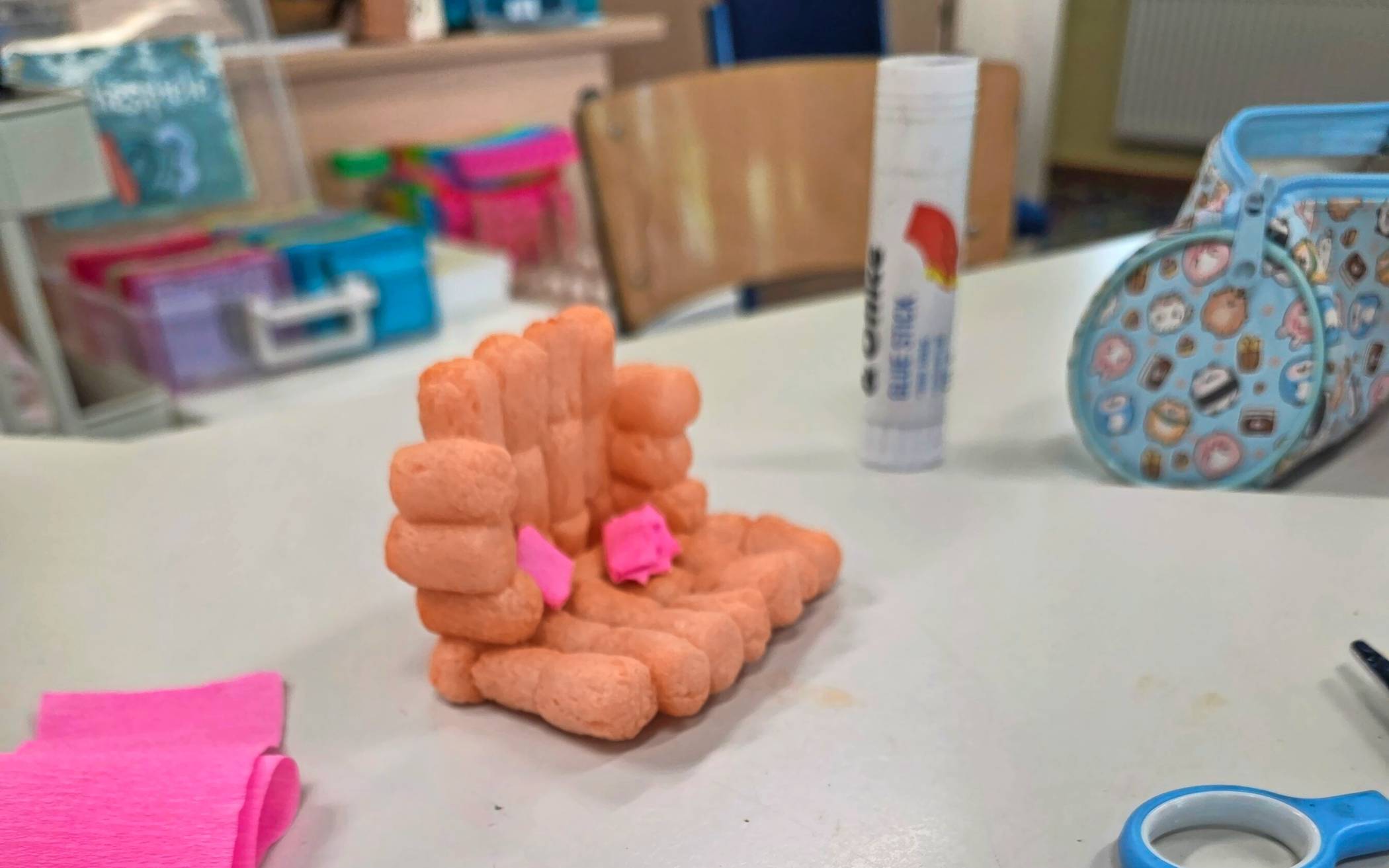             Ein Sofa aus Playmais.    