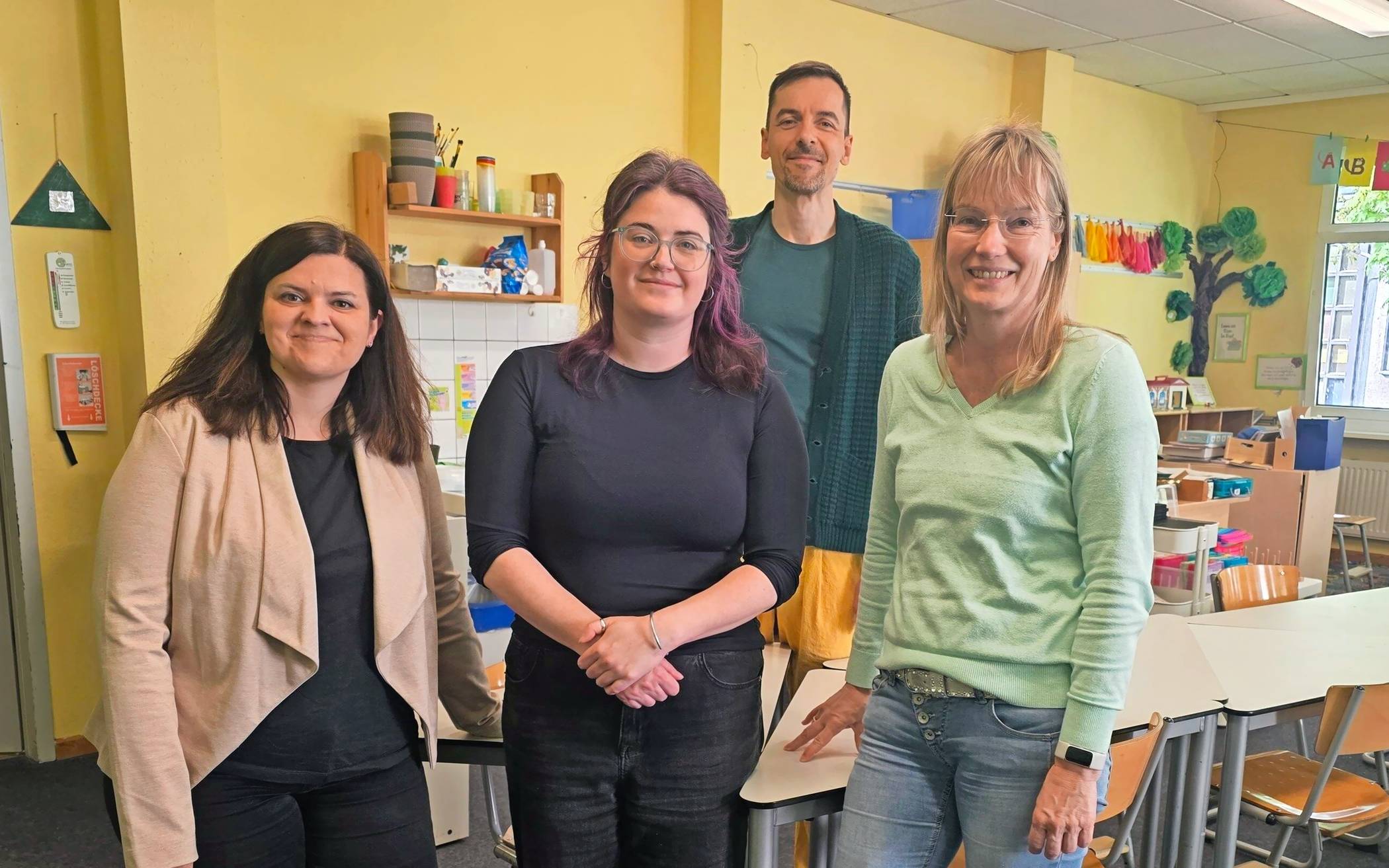  Von li.: Monika Labisch (Konrektorin St.-Antonius-Grundschule), Julia Eisenbach (Stadtbetrieb Schulen), Tobias Ortel (Schulbaubüro „Raumbildung“) und Stefanie Mäde, Stadtbetriebsleiterin Schulen. 