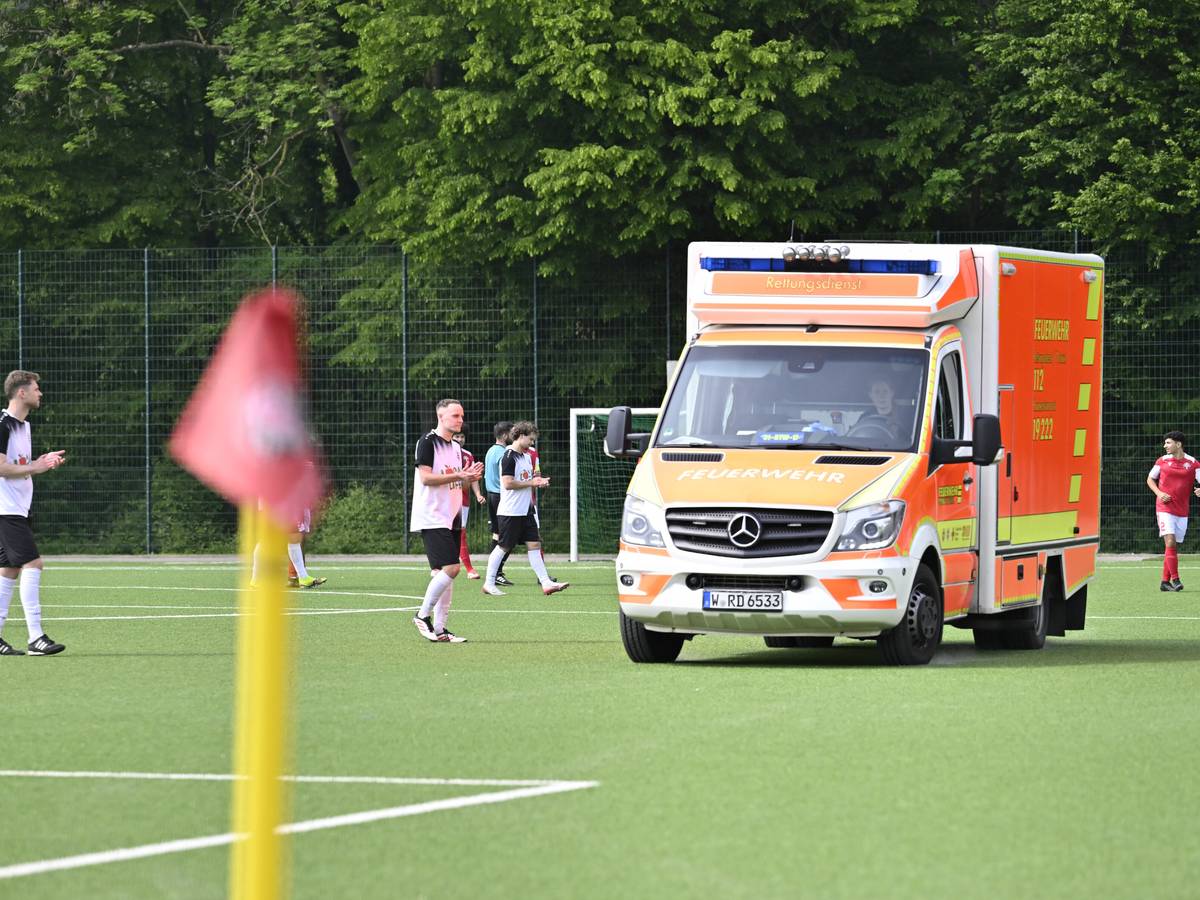 Krankenwagen auf Rotter Sportplatz