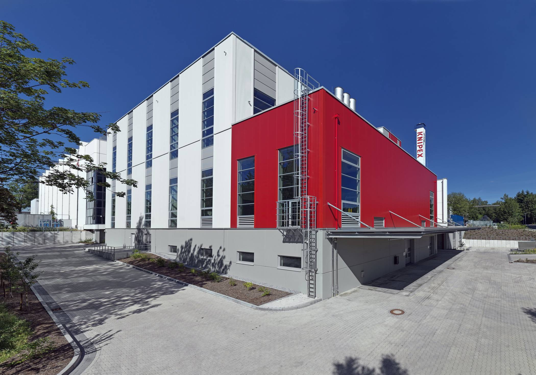  Der im Jahr 2028 errichtete Neubau der Firma KNIPEX in Cronenberg. 