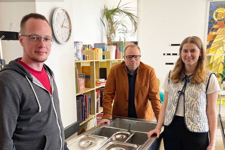  Sozialarbeiter Björn Malkus und Jule Schaller mit Helge Lindh (Mitte) im Schülercafé SCOT. 