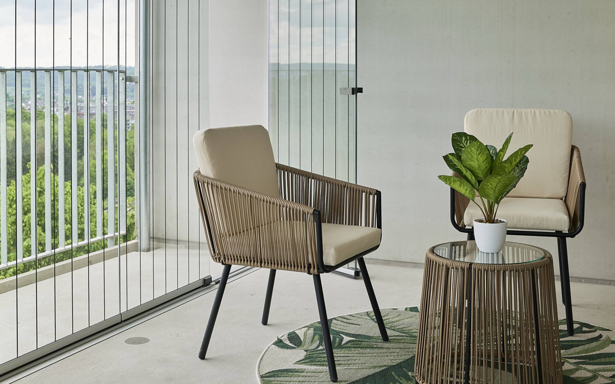  Modernisierte Wohnung mit Blick vom Panoramabalkon. 