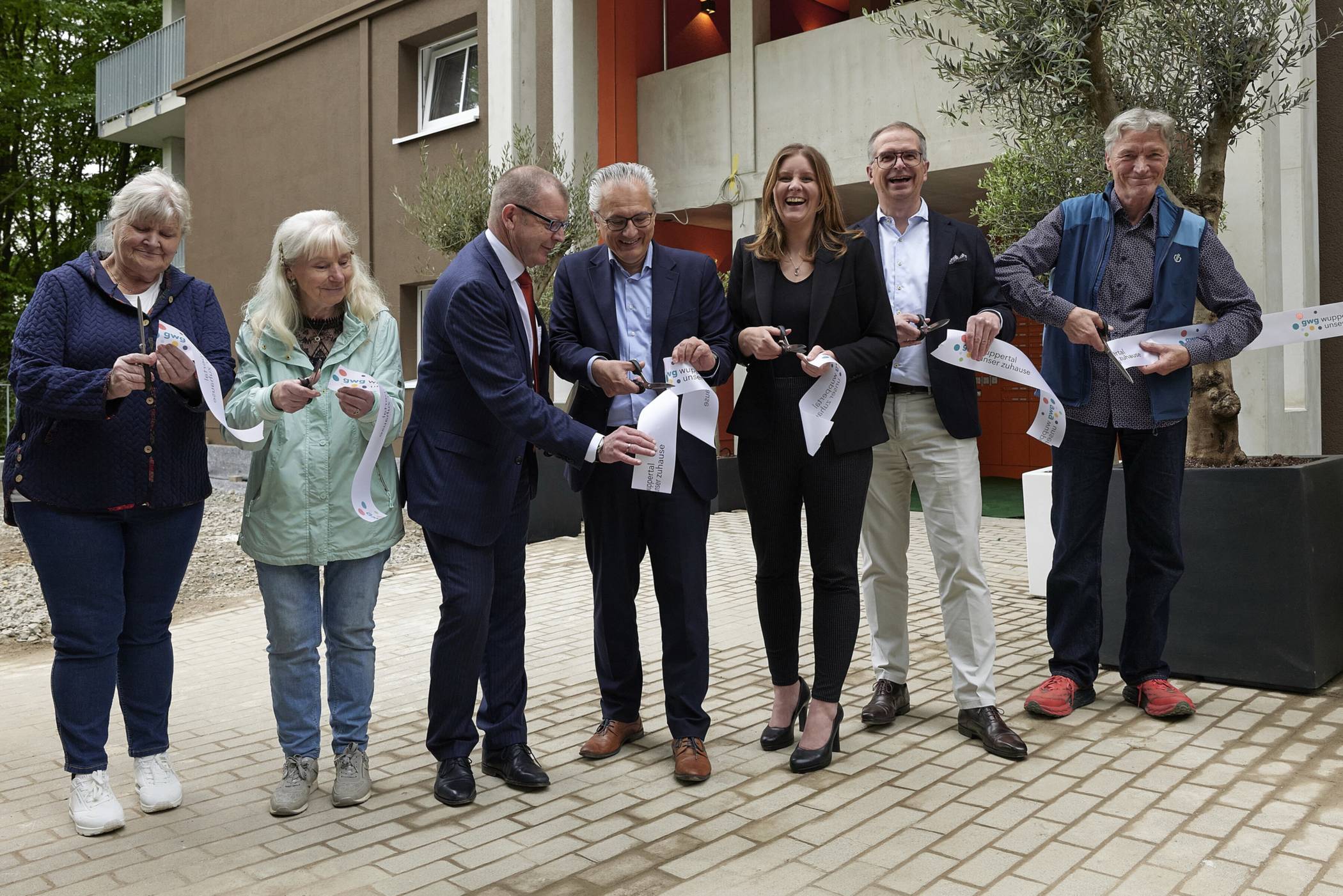  Von li.: die Mieterinnen und R. Schütrumpf und B. Miethling, Jochen Braun (Ressortleiter Bauen und Wohnen), Sedat Ugurman („gwg“-Aufsichtsrastvorsitzender), Oberbürgermeisterin Miriam Scherff), „gwg“-Geschäftsführer Oliver Zier und Mieter J. Walberg. 