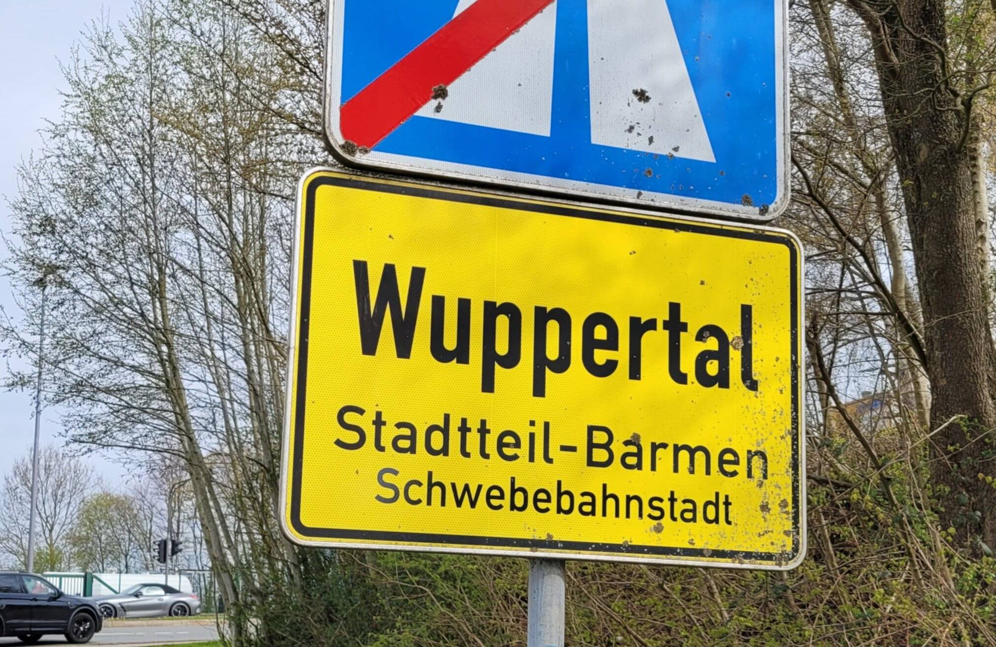 Ein von unbekannten „produziertes“ Ortseingangsschild.