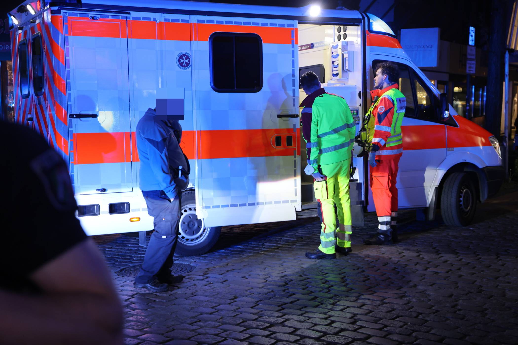  Der Verletzte wurde zunächst im Rettungswagen versorgt. 