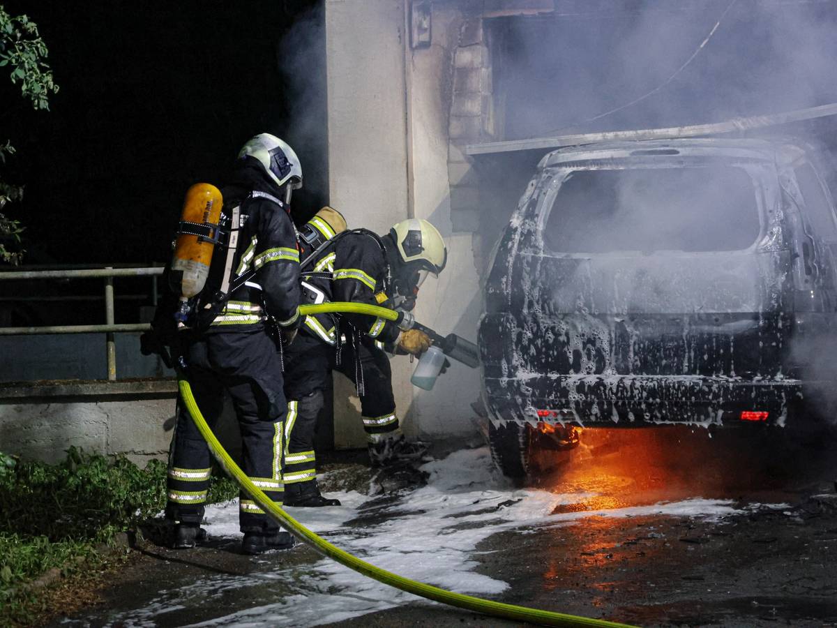 Auto brennt in Garage