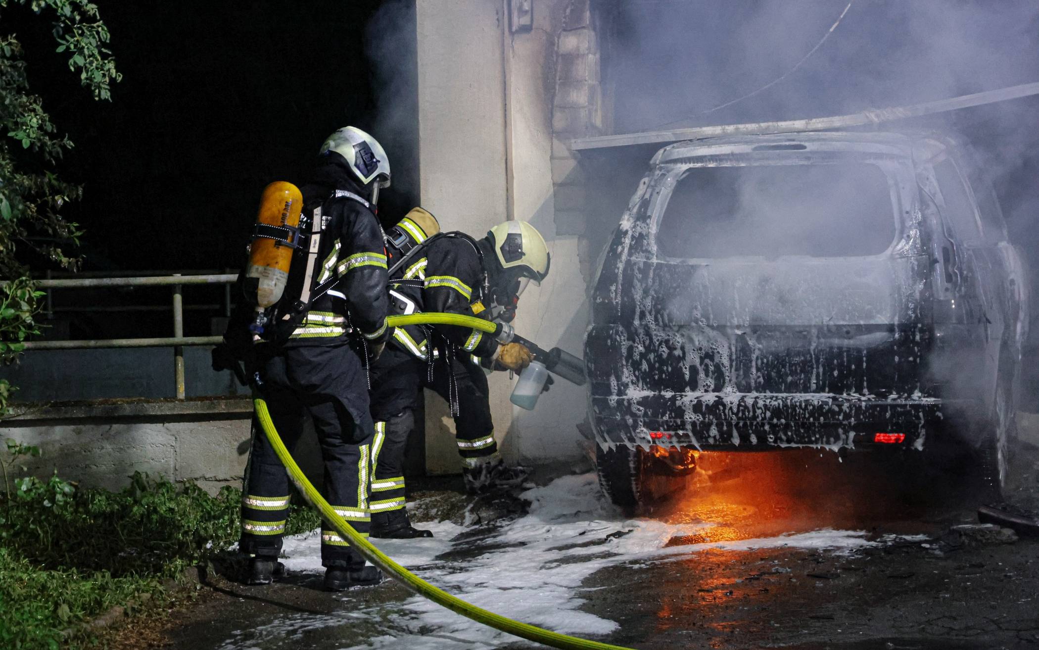 Bilder: Auto brennt in Garage in Wuppertal-Barmen