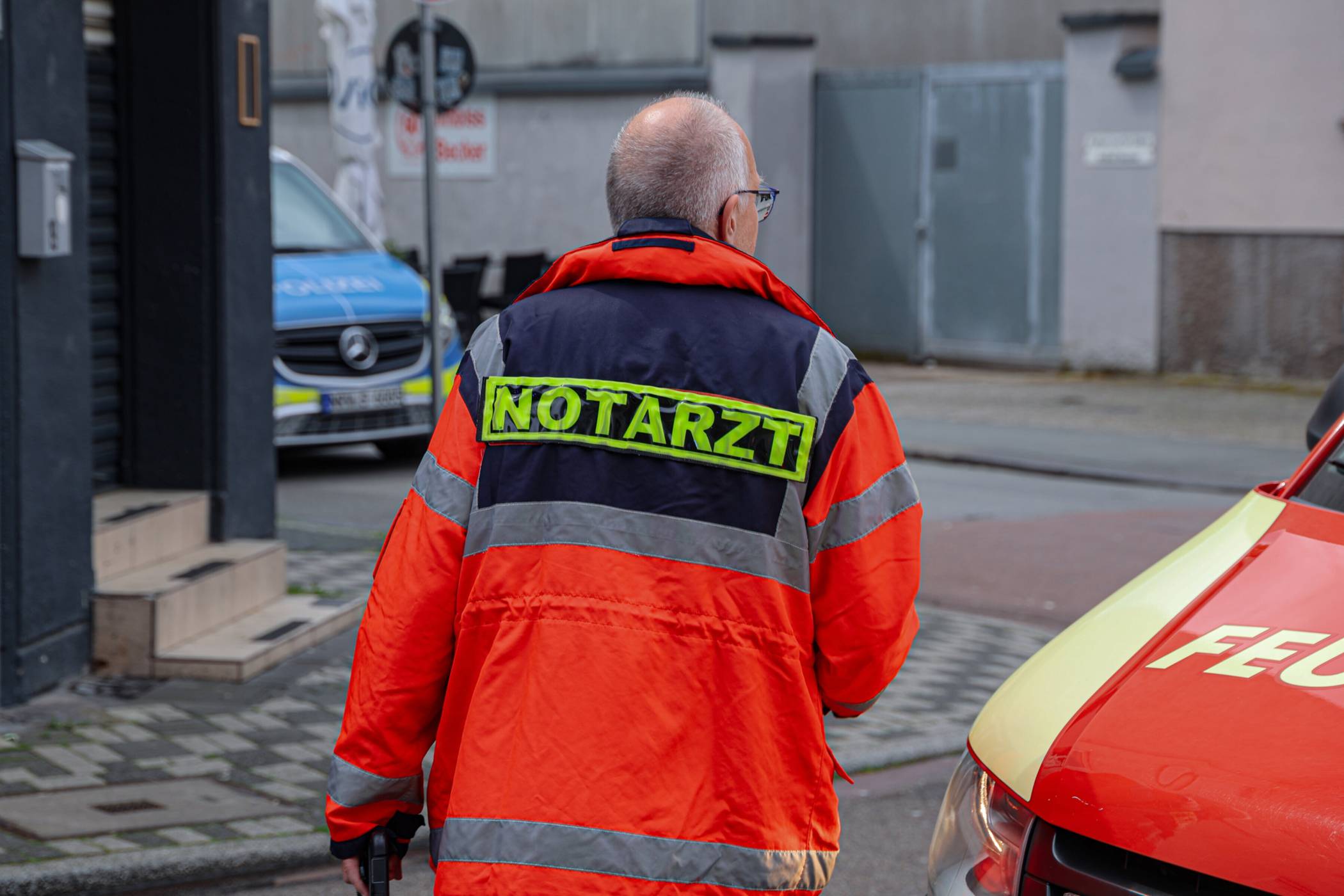  Der Notarzt übenahm die Erstbehandlung der Patientin. 