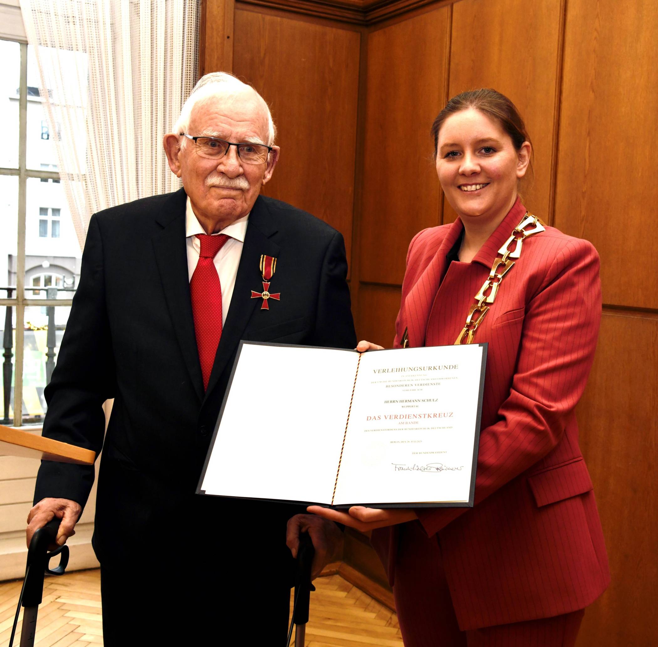  Verlagsgründer Hermann Schulz erhielt im Dezember 2025 von OB Miriam Schulz das Bundesverdienstkreuz. 