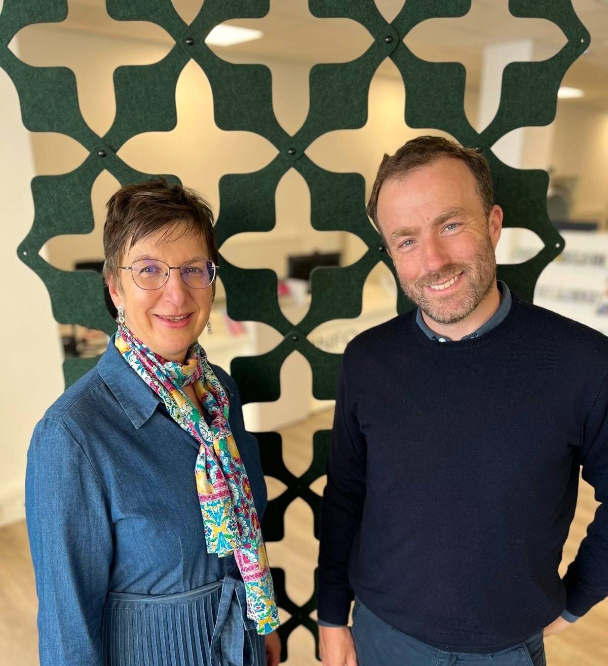  Karin Röhrich (Direktorin der Stadtbibliothek) und Moritz Klein (Leiter des Peter-Hammer-Verlags).  