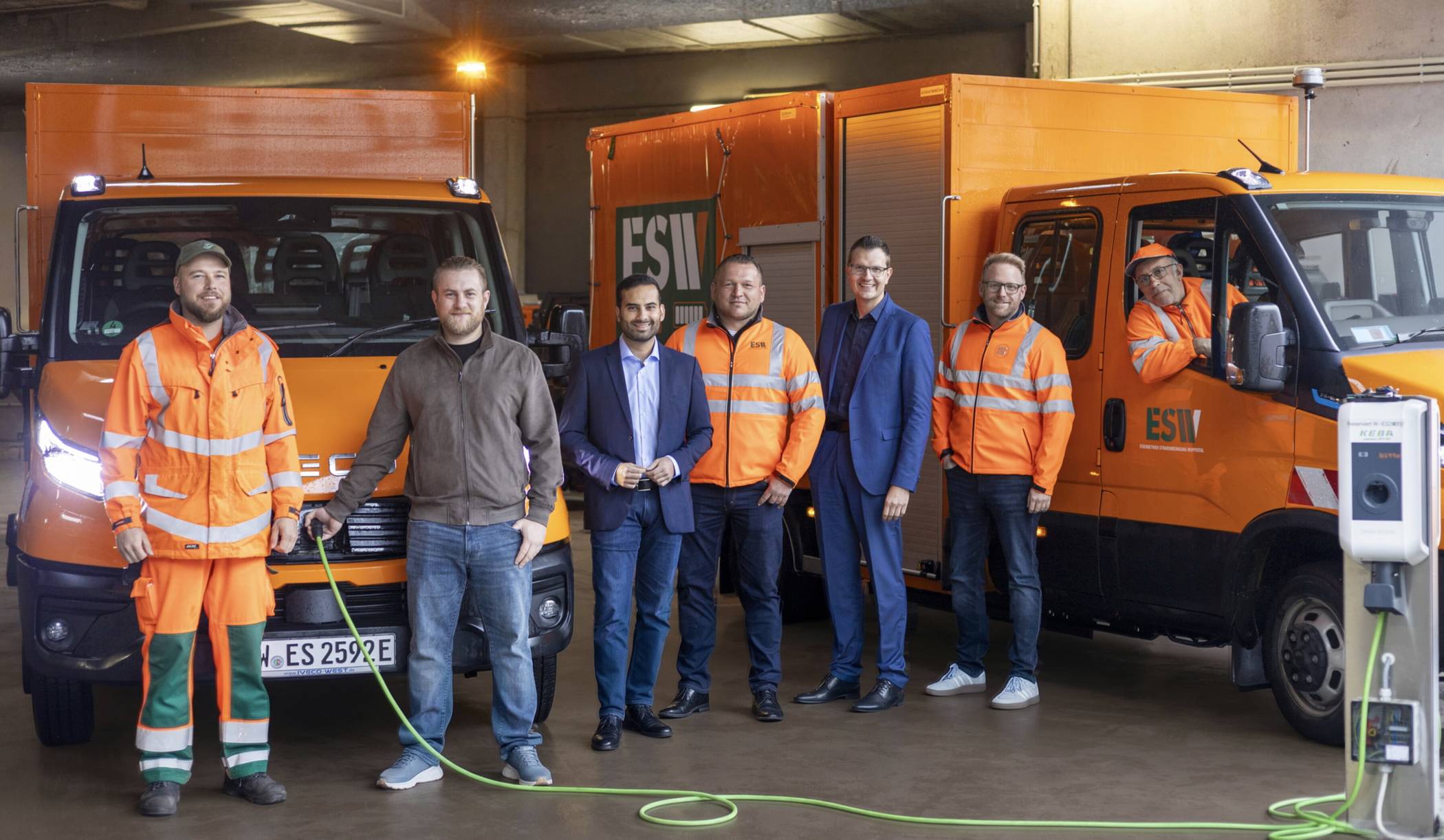 Die neuen ESW-Nutzfahrzeuge mit den Fahrern Pio Kuliewitz (li.) und Hasan Aksoy (re.) auf dem Betriebshof am Klingelholl beim Ortstermin mit den ESW-Betriebsleitern Sascha Grabowski und Daniel Pfordt (3. und 2. von re.), Lukas Kwiotek (Mi., ESW-Abteilungsleiter Straßenreinigung und Winterdienst) sowie Shamail Arshad (Assistent der Betriebsleitung) und Personalrat Pascal von der Twer.