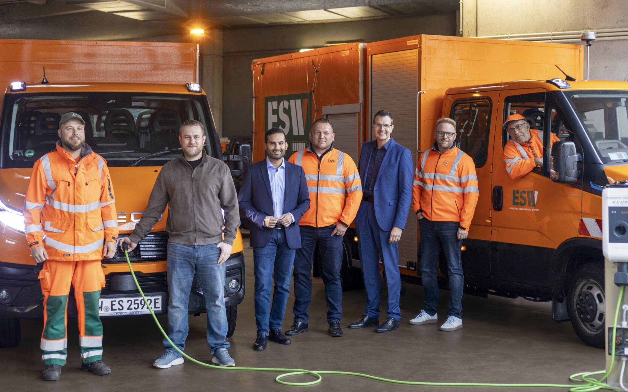 Die neuen ESW-Nutzfahrzeuge mit den Fahrern
