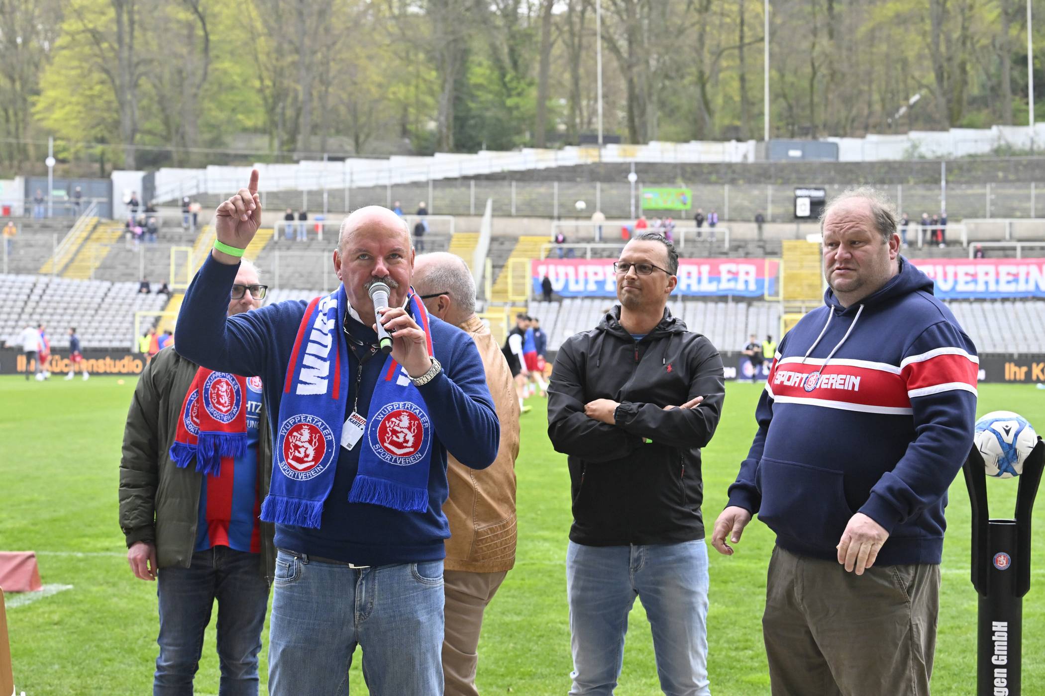 Dirk Polick (am Mikrofon) leitet den Verwaltungsrat.