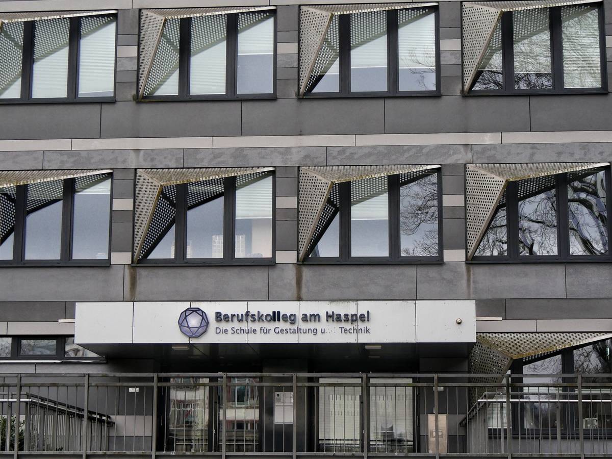 Schülerinnen bieten Essen am Café Cosa an