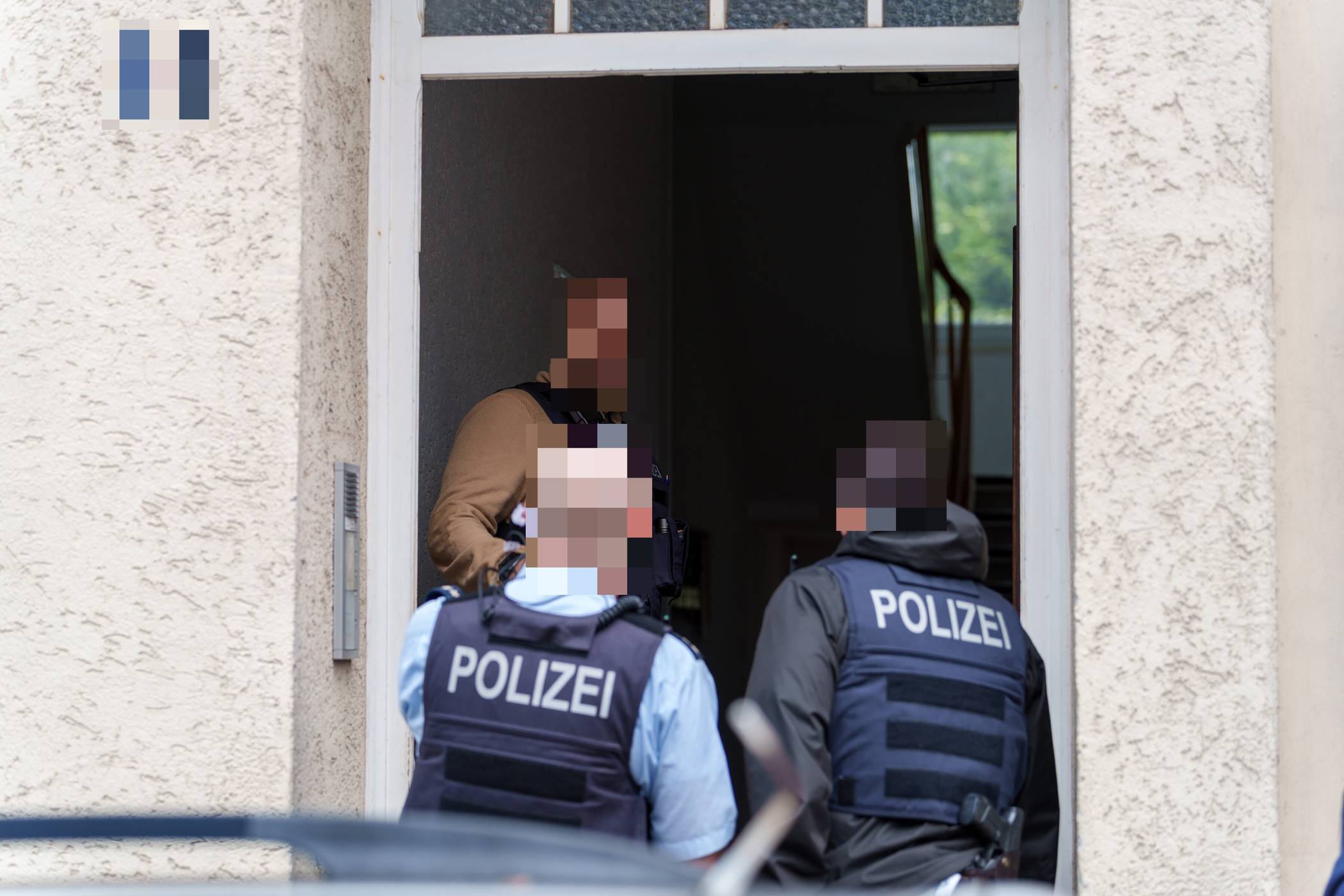  Die Einsatzkräfte im Eingangsbereich. 