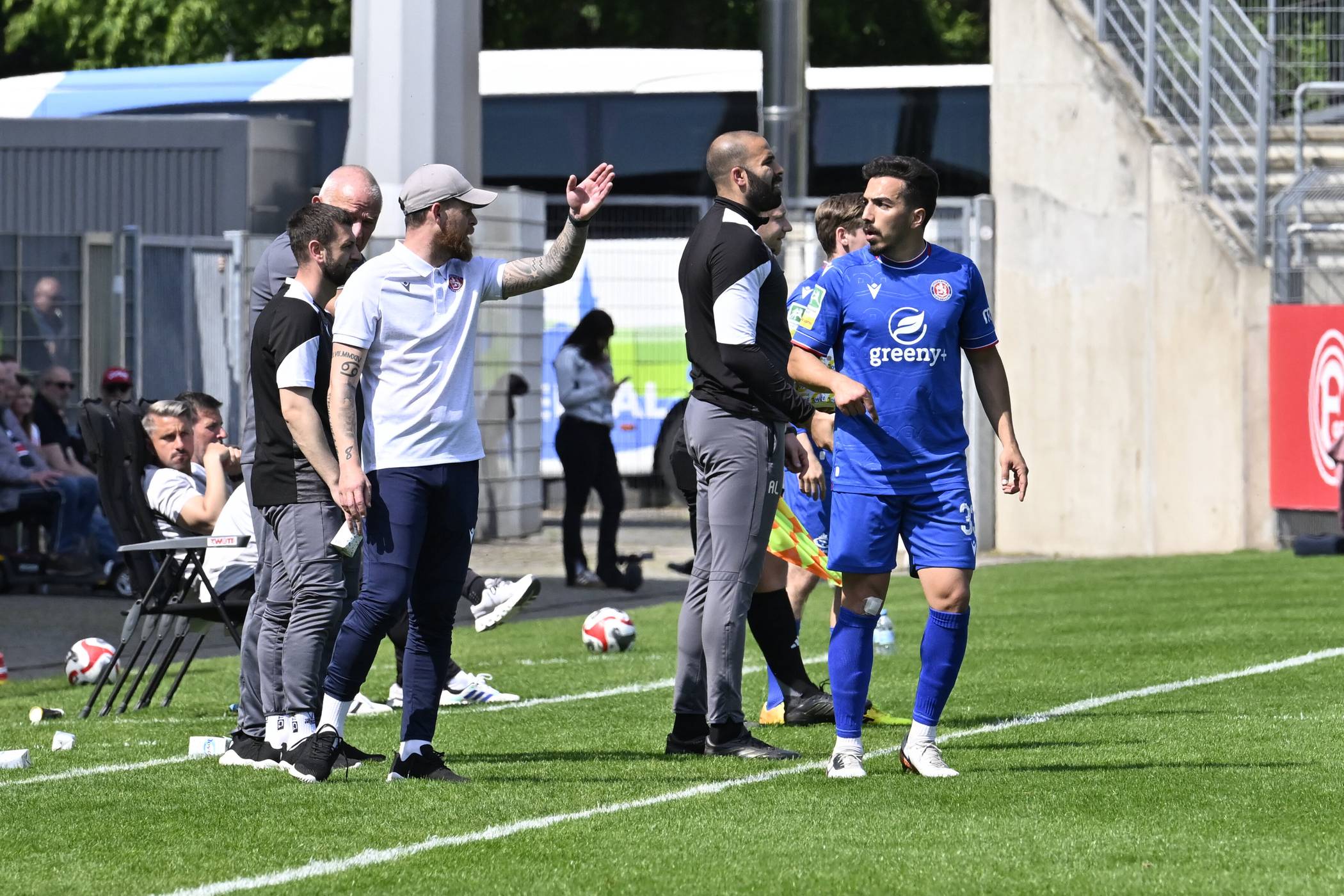 Wohin der Weg des WSV (im hellen Poloshirt Trainer Mike Wunderlich, rechts Cenk Durgun) führt, ist noch offen. 