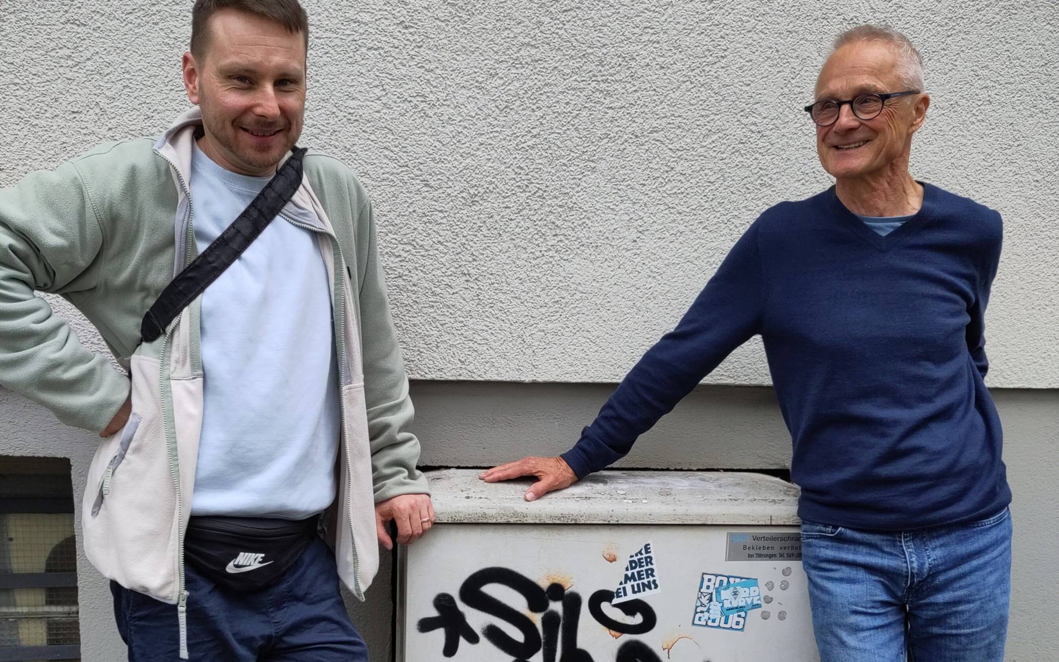  Künstler Lukas Pauer (li.) und Georg Arnolds-Weber vom Verein „WiW“ mit einem der 15 bald schöneren Verteilerkästen  