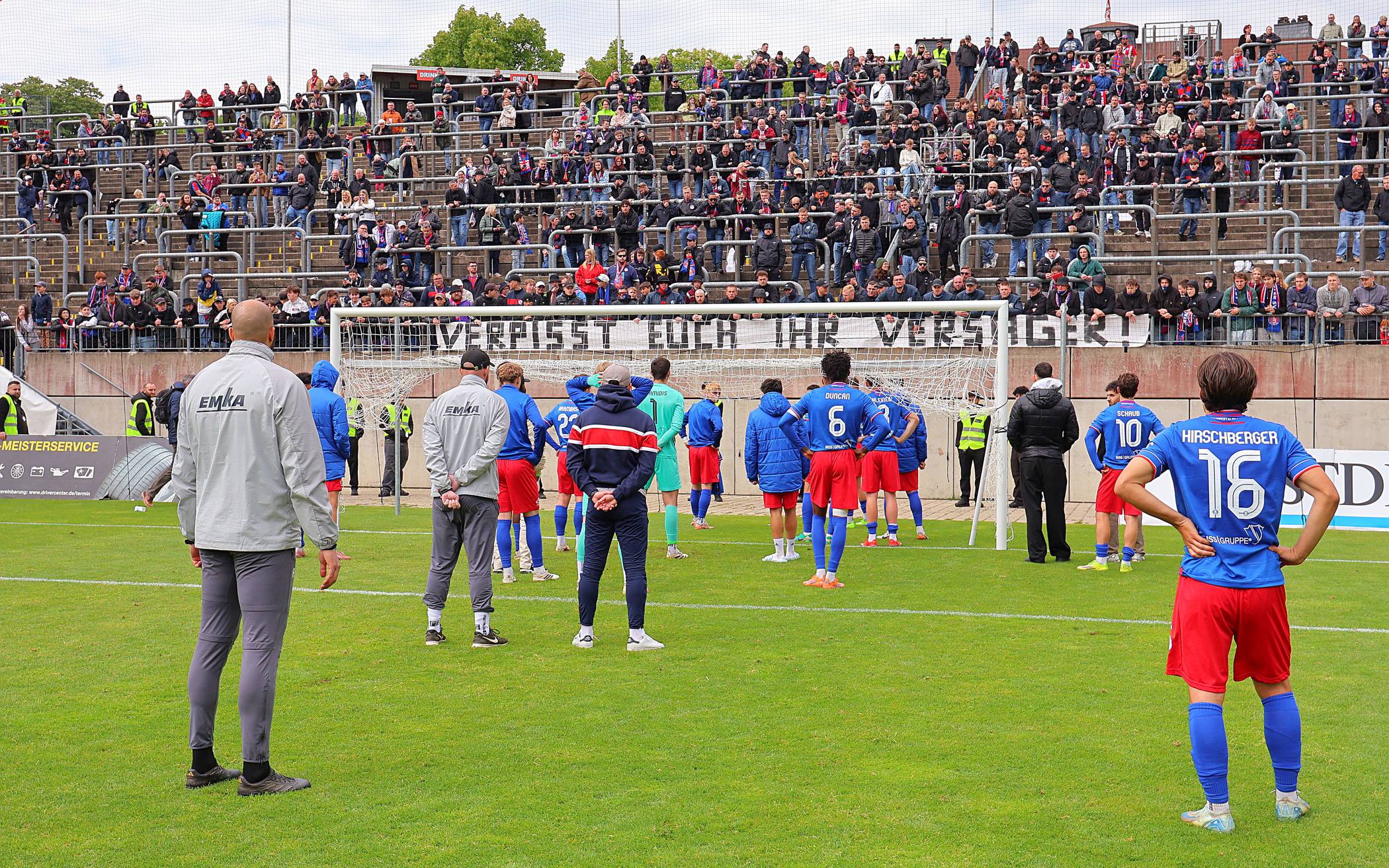Mannschaft und Trainerteam stellten sich den