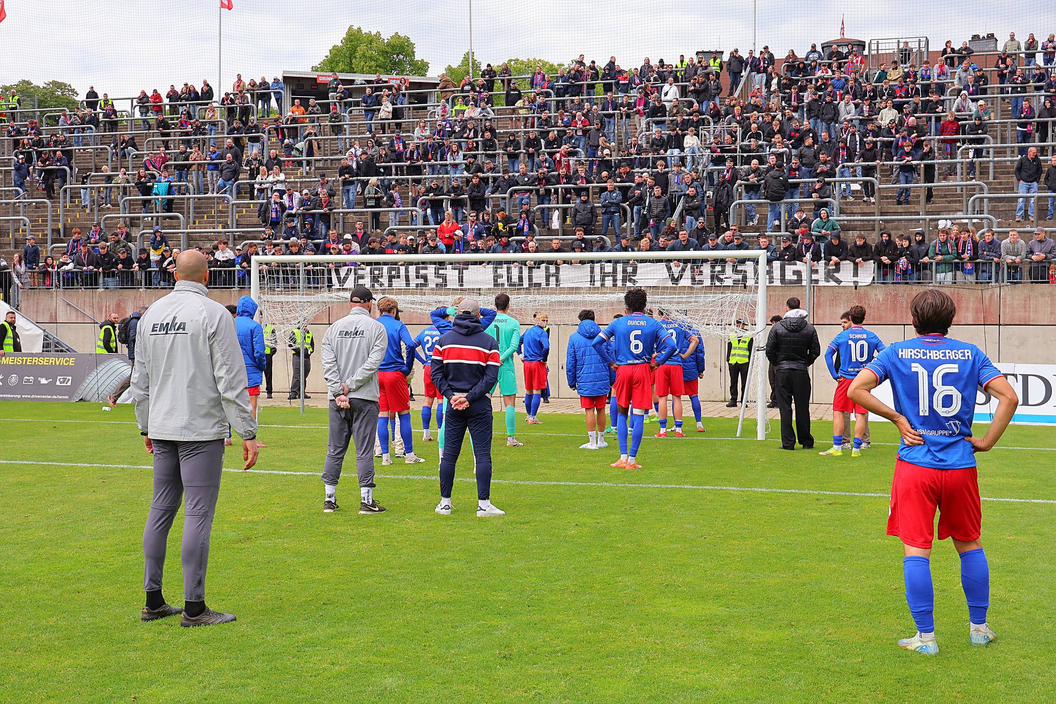  Mannschaft und Trainerteam stellten sich den Ultras. 