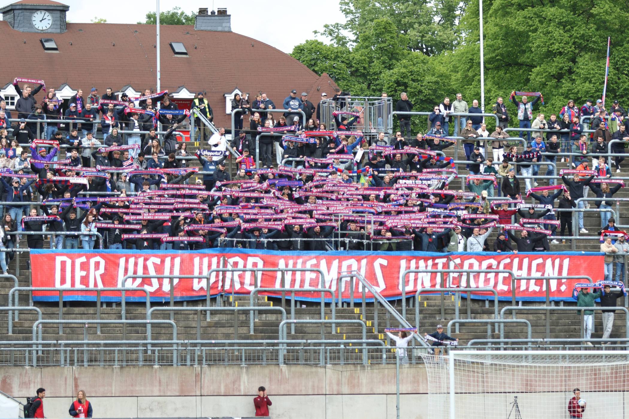 Aktion der Ultras vor dem Spiel.