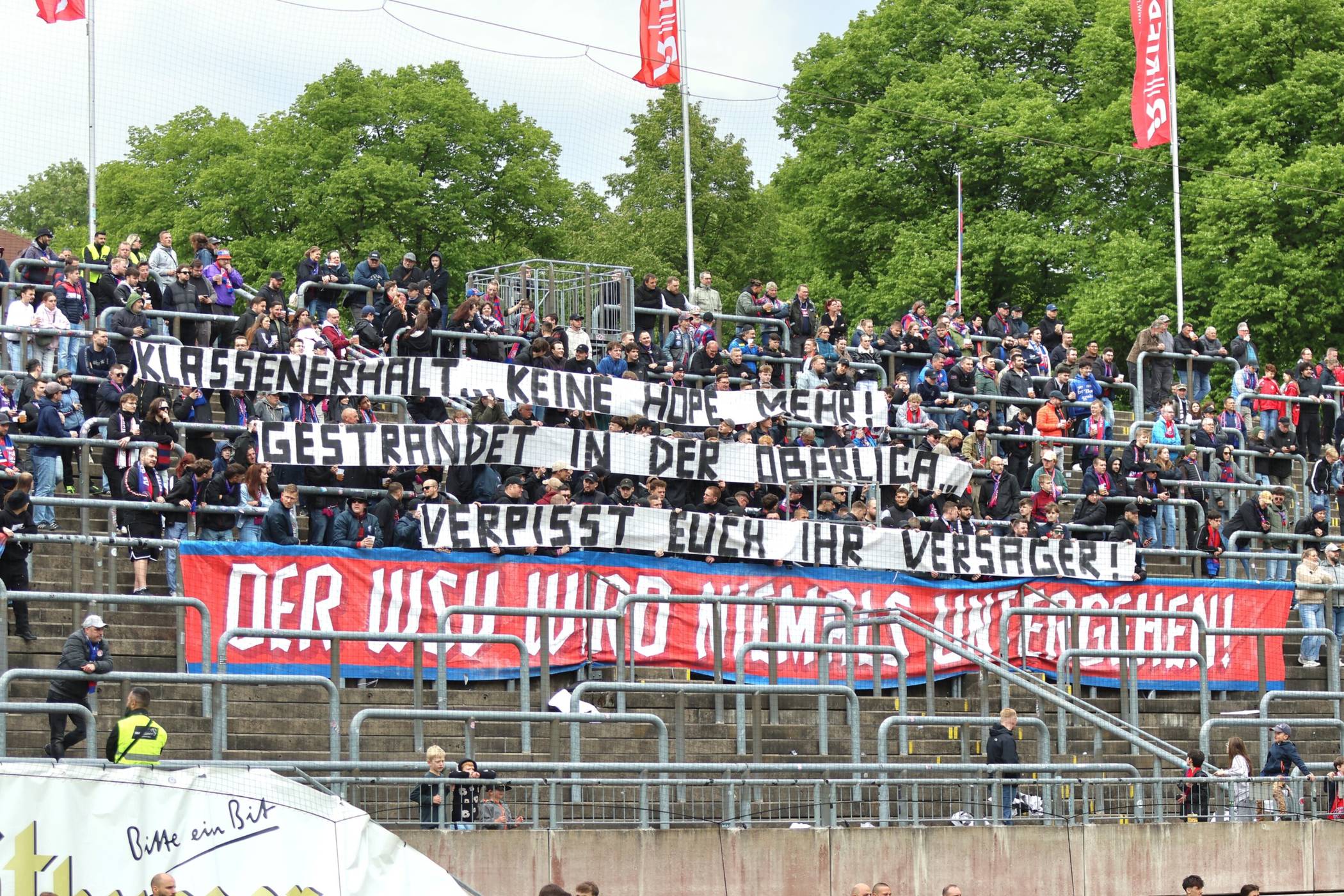 Auf der Nordtribüne präsemtierte Spruchbänder.