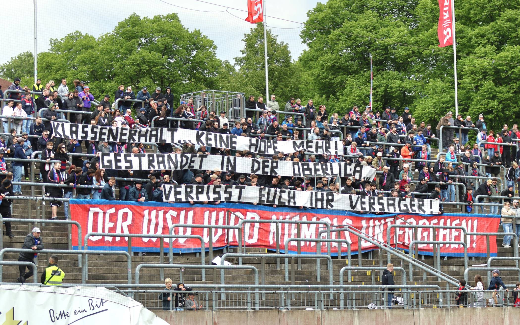 Auf der Nordtribüne präsemtierte Spruchbänder.