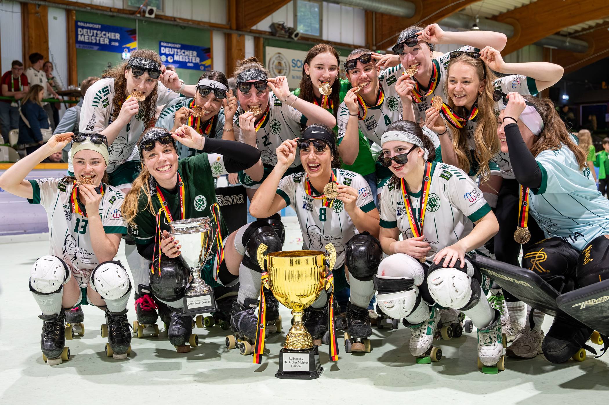 Das Team mit den zwei Pokalen.