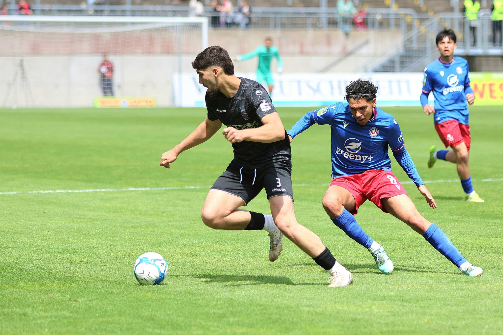  Szene aus dem Spiel gegen Bonn mit Celal Aydogan (re.). 