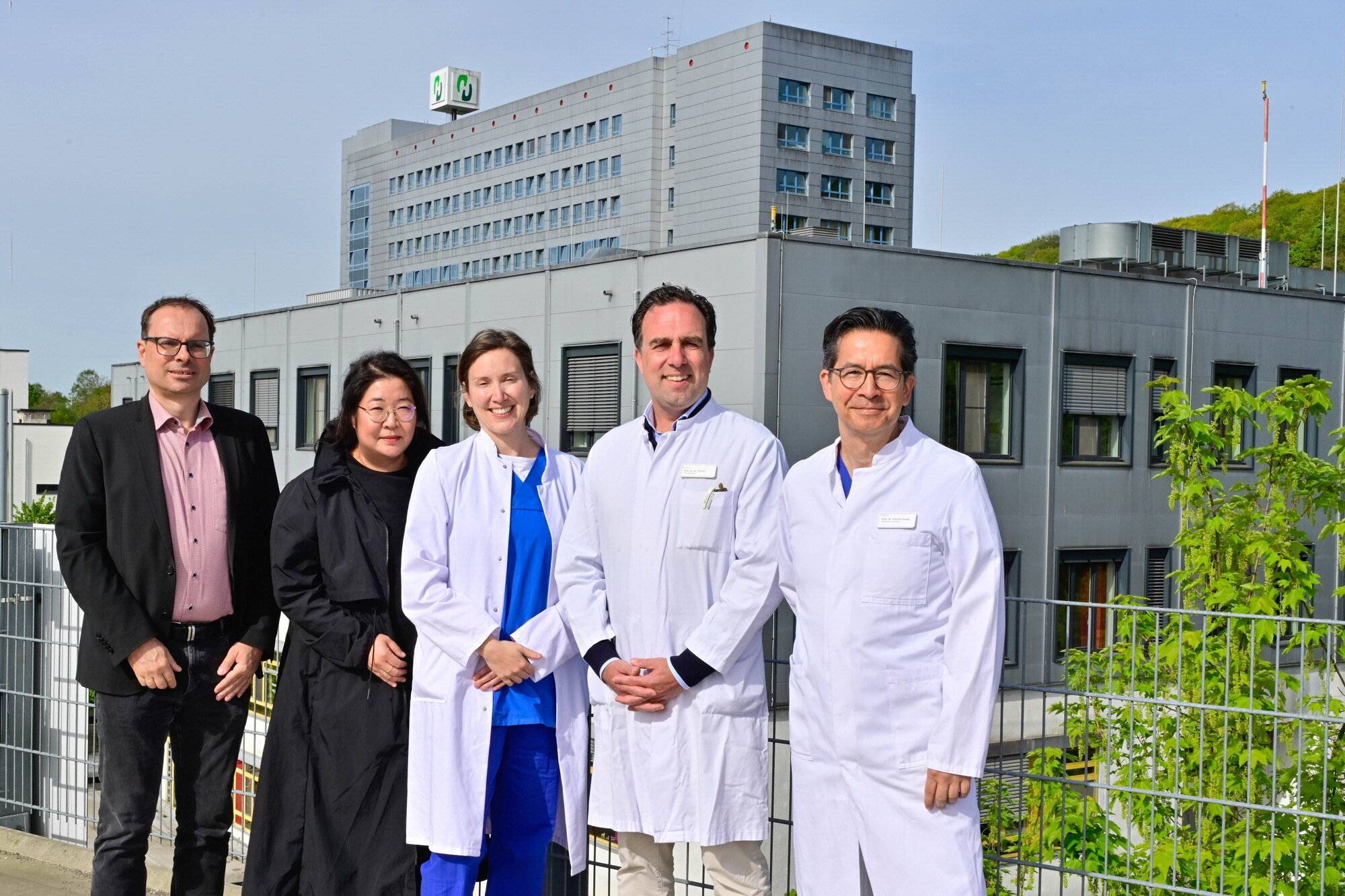 Von li.: Geschäftsführer Dr. Holger Raphael, Pflegedirektorin Simone Hyun, Leitende Oberärztin Fr. Dr. Sandra Tschirky, Klinikdirektor Prof. Markus Fleisch und der Ärztliche Direktor Prof. Patrick Haage.