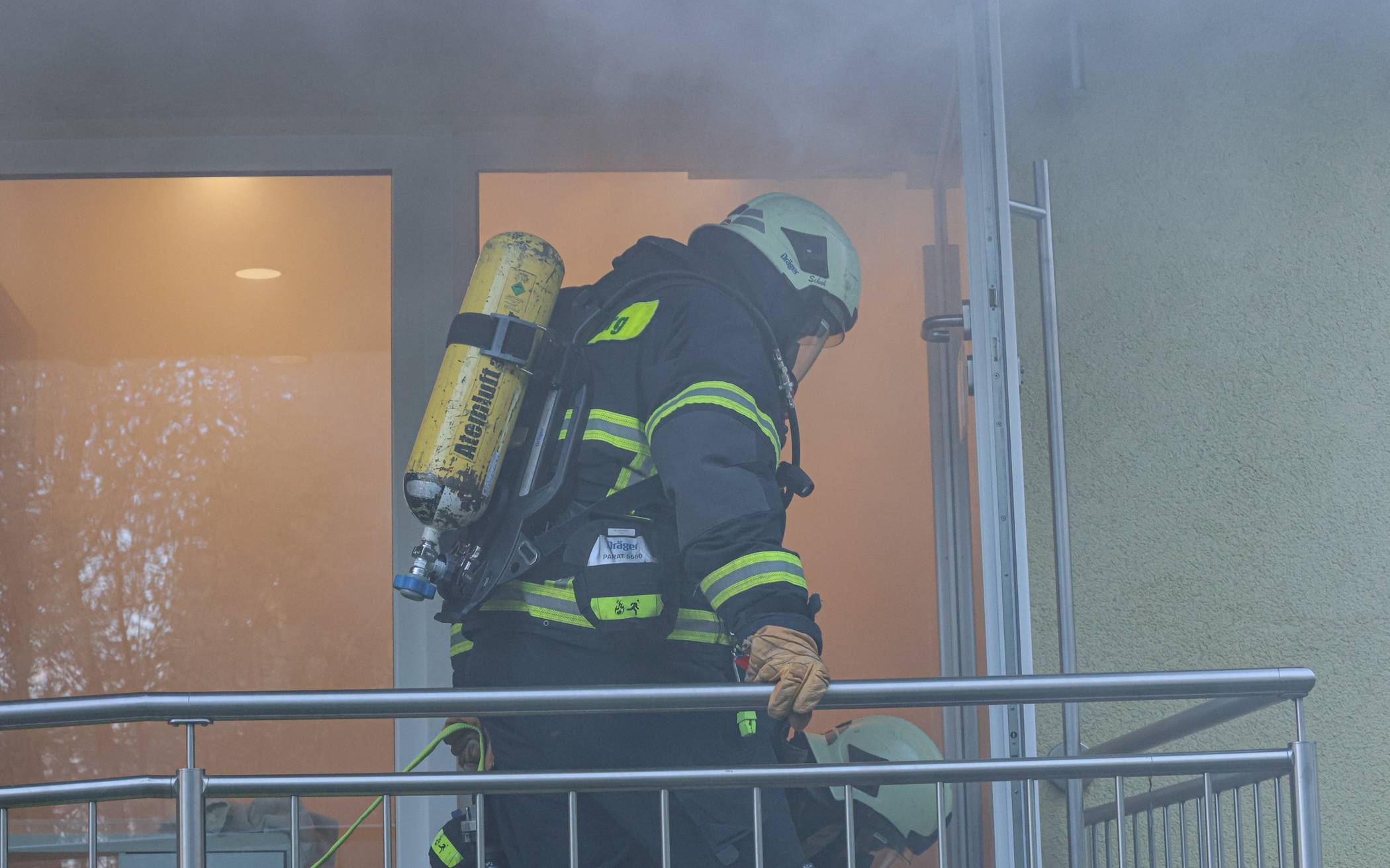 Natürlich unter Atemschutz gingen die Einsatzkräfte