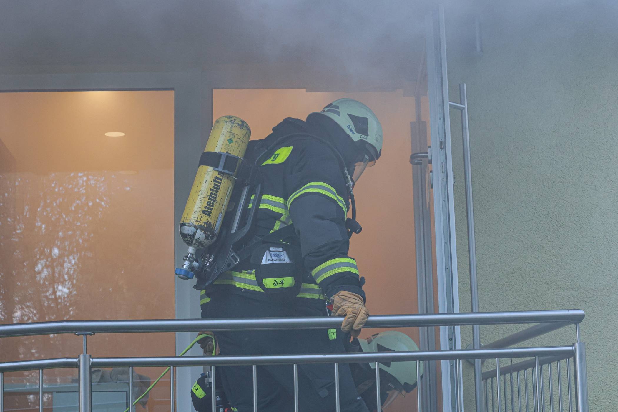  Natürlich unter Atemschutz gingen die Einsatzkräfte vor- 