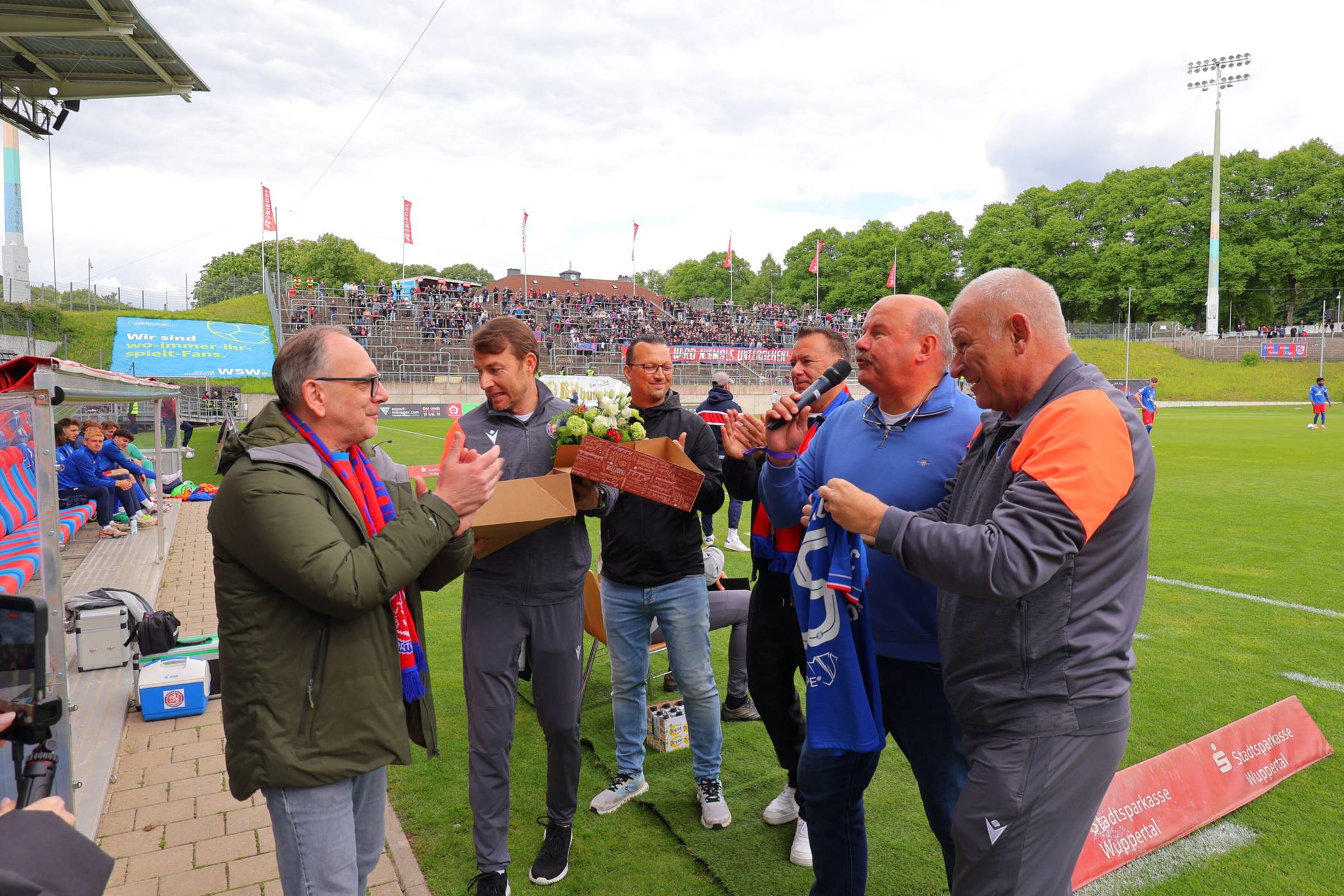  Der Verwaltungsrat ehrte vor dem Heimspiel gegen Bonn Mannschaftsarzt Dr. Tim Heinz, der seit 25 Jahren für den Verein tätig ist. 