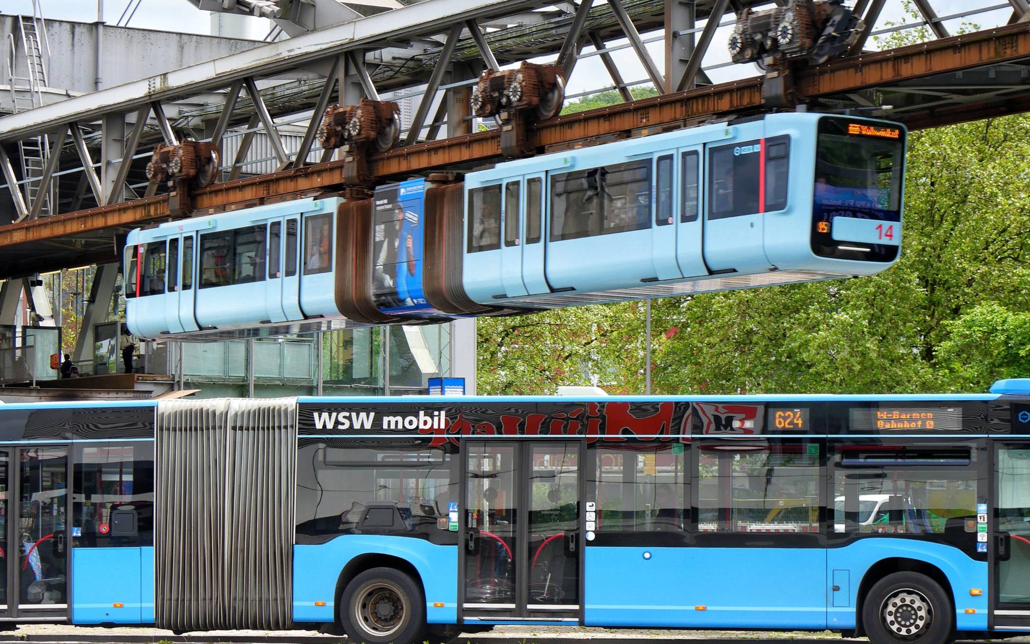Schwebebahn und Bus.