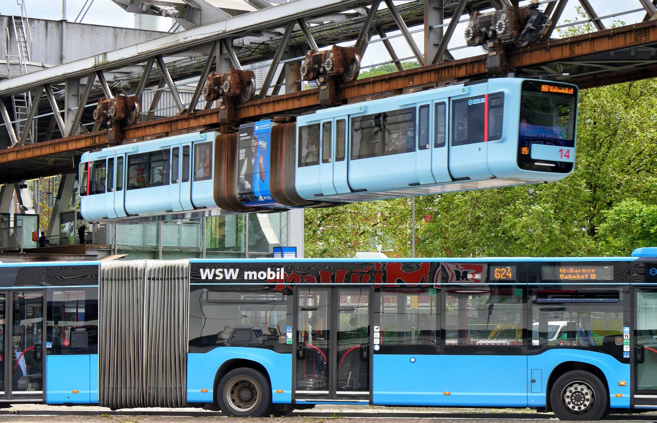 Schwebebahn und Bus.